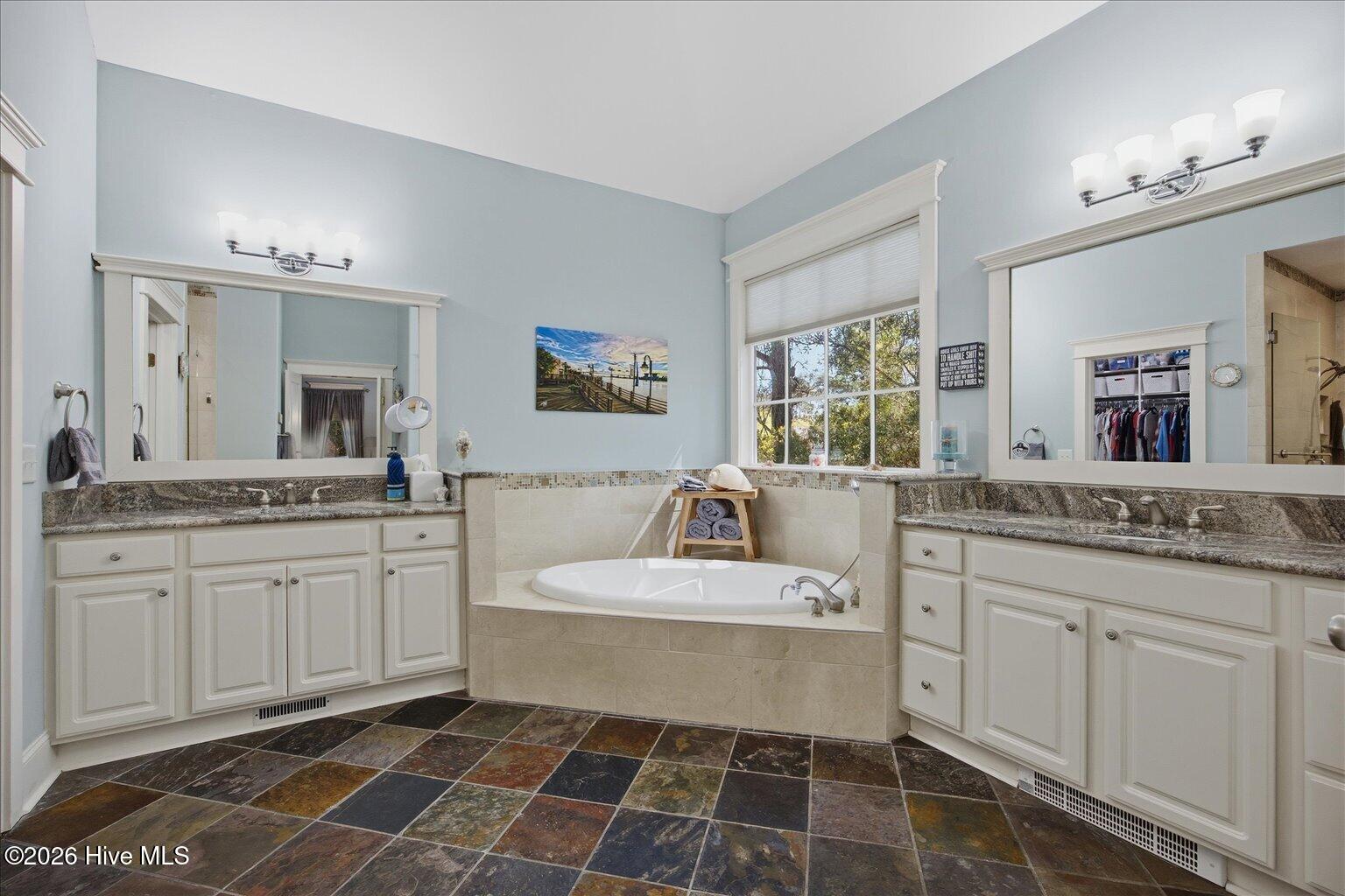 100564317 | Photo 26