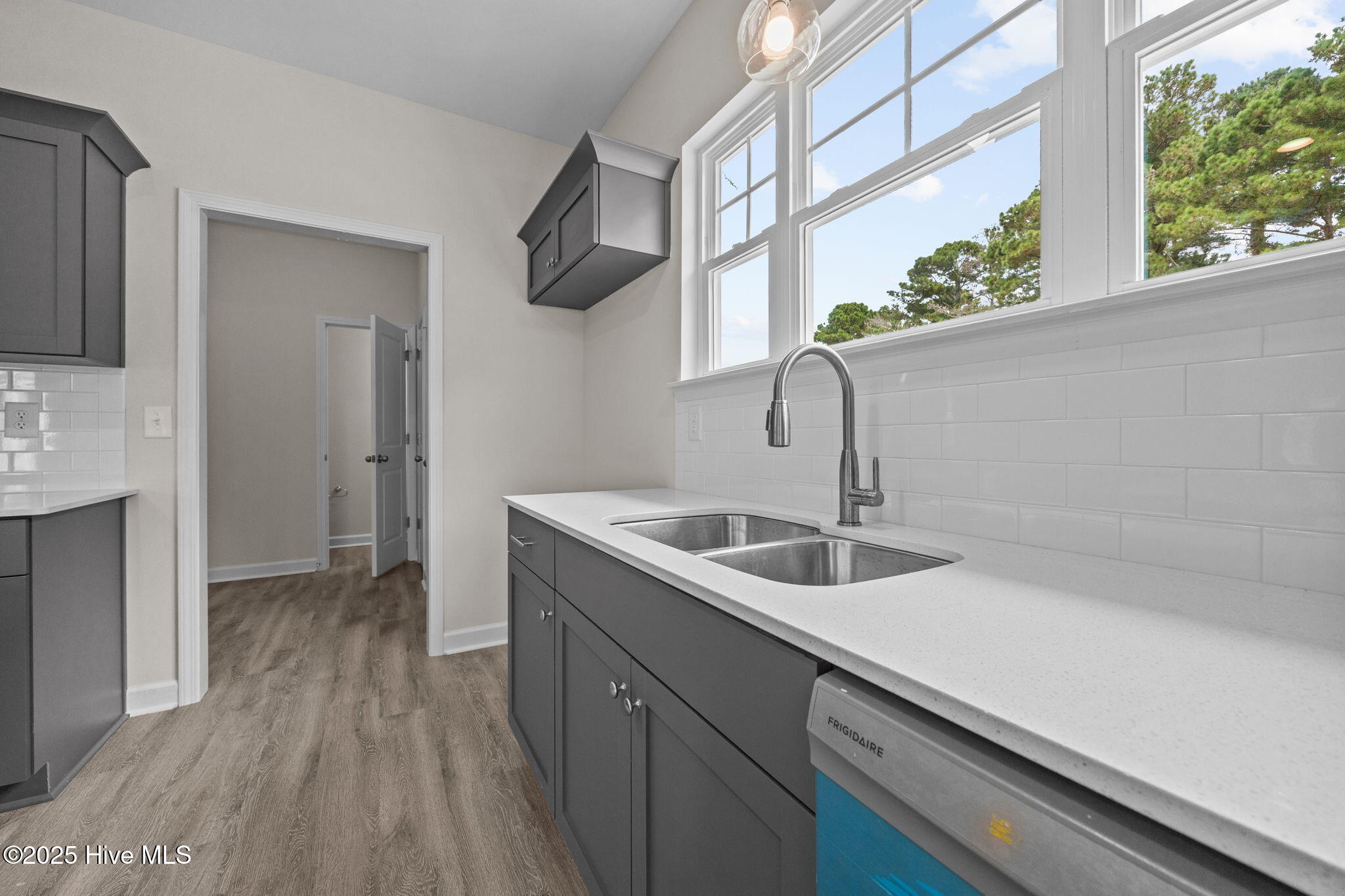 100506161 | Photo 11