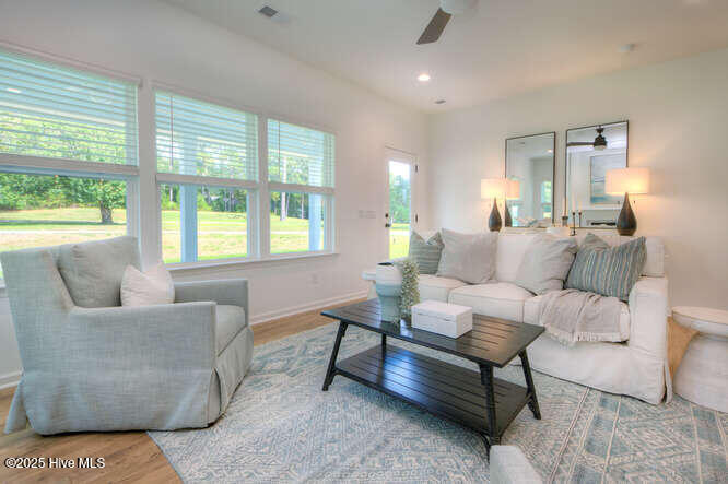 100527327 | Photo 16