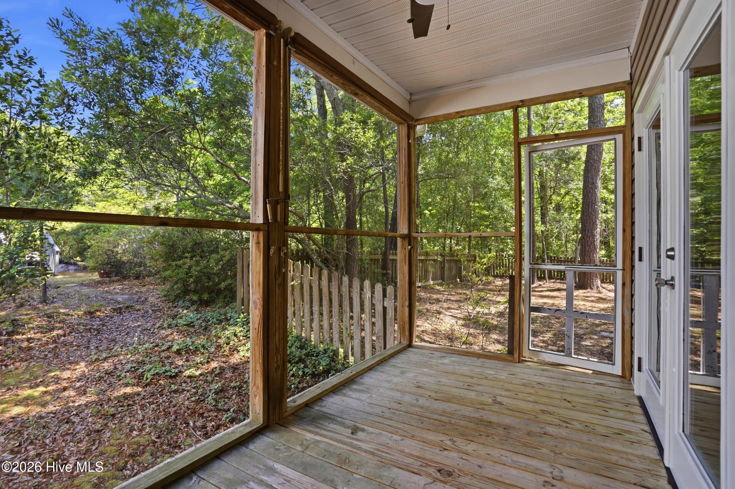 100569296 | Photo 24