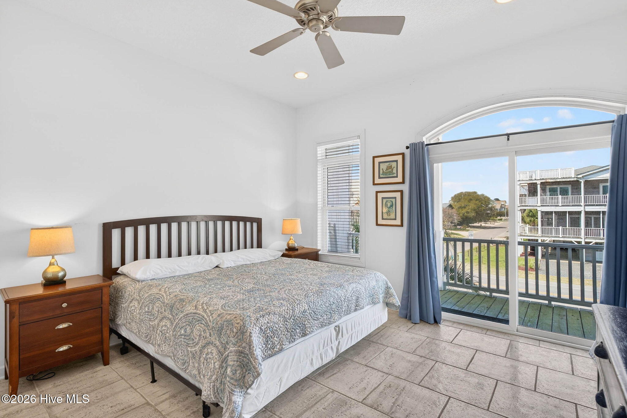 100563244 | Photo 53