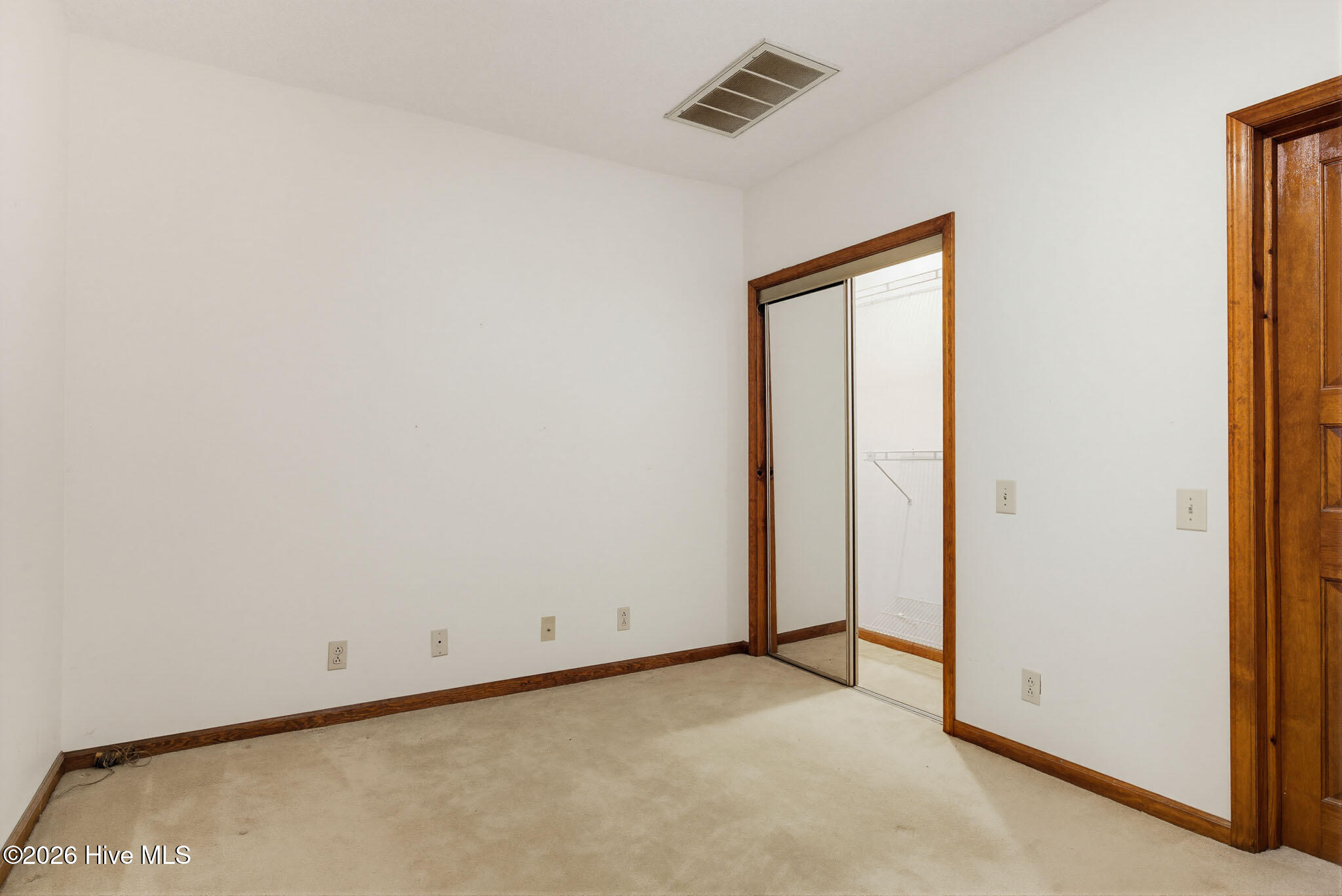 100568983 | Photo 35