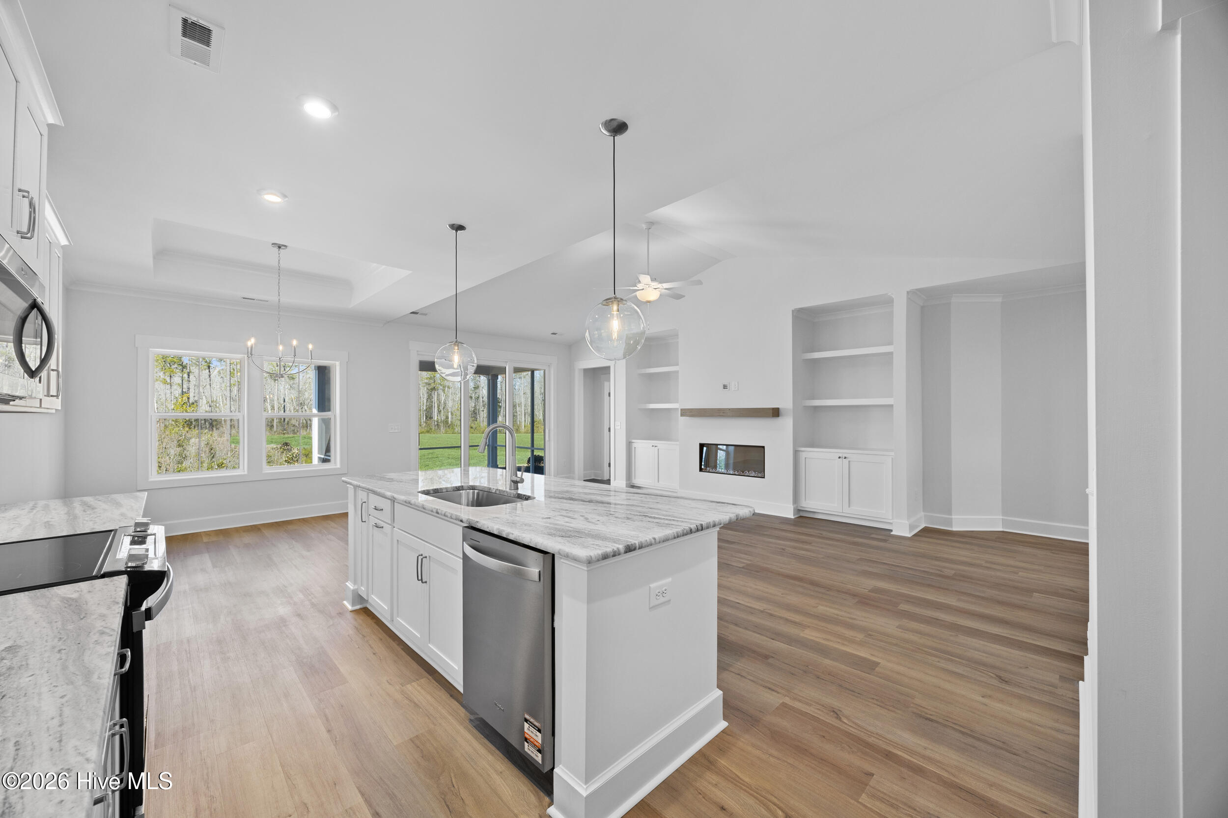 100548028 | Photo 29