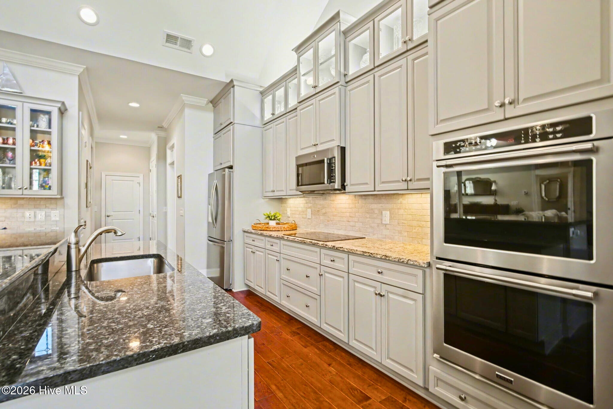 100549590 | Photo 23