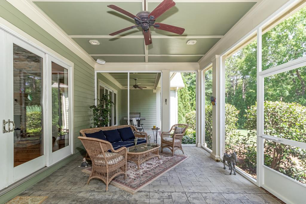 Screened in Back Patio w/ ceiling fan