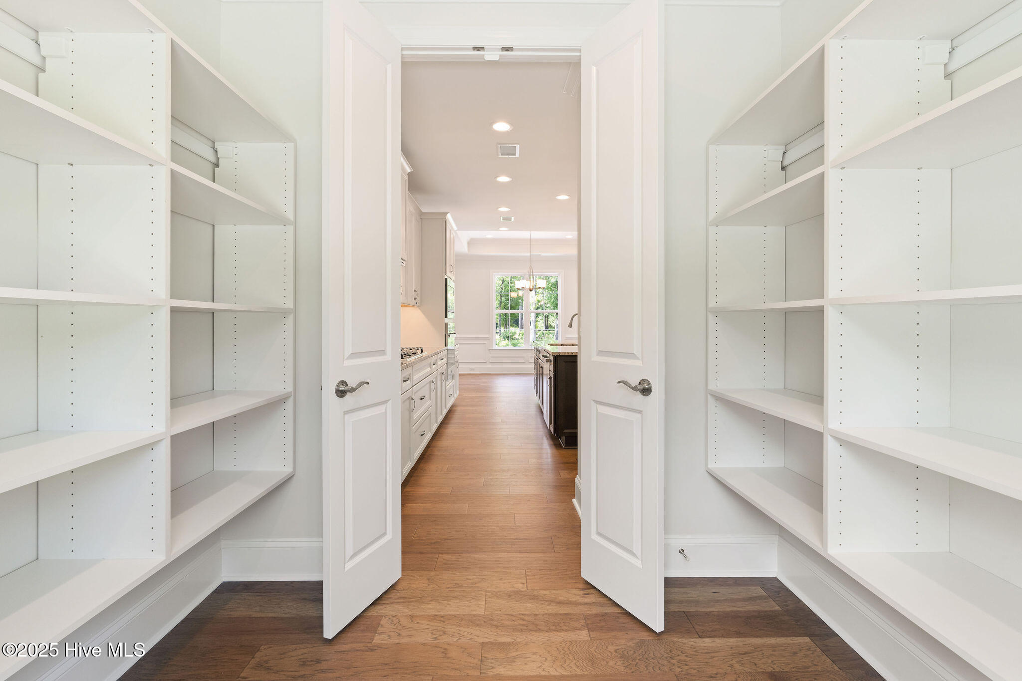 100530000 | Photo 30