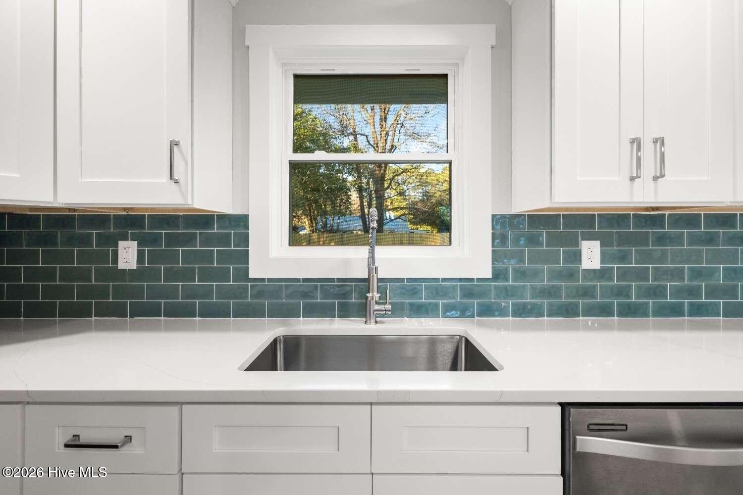 100549335 | Photo 11