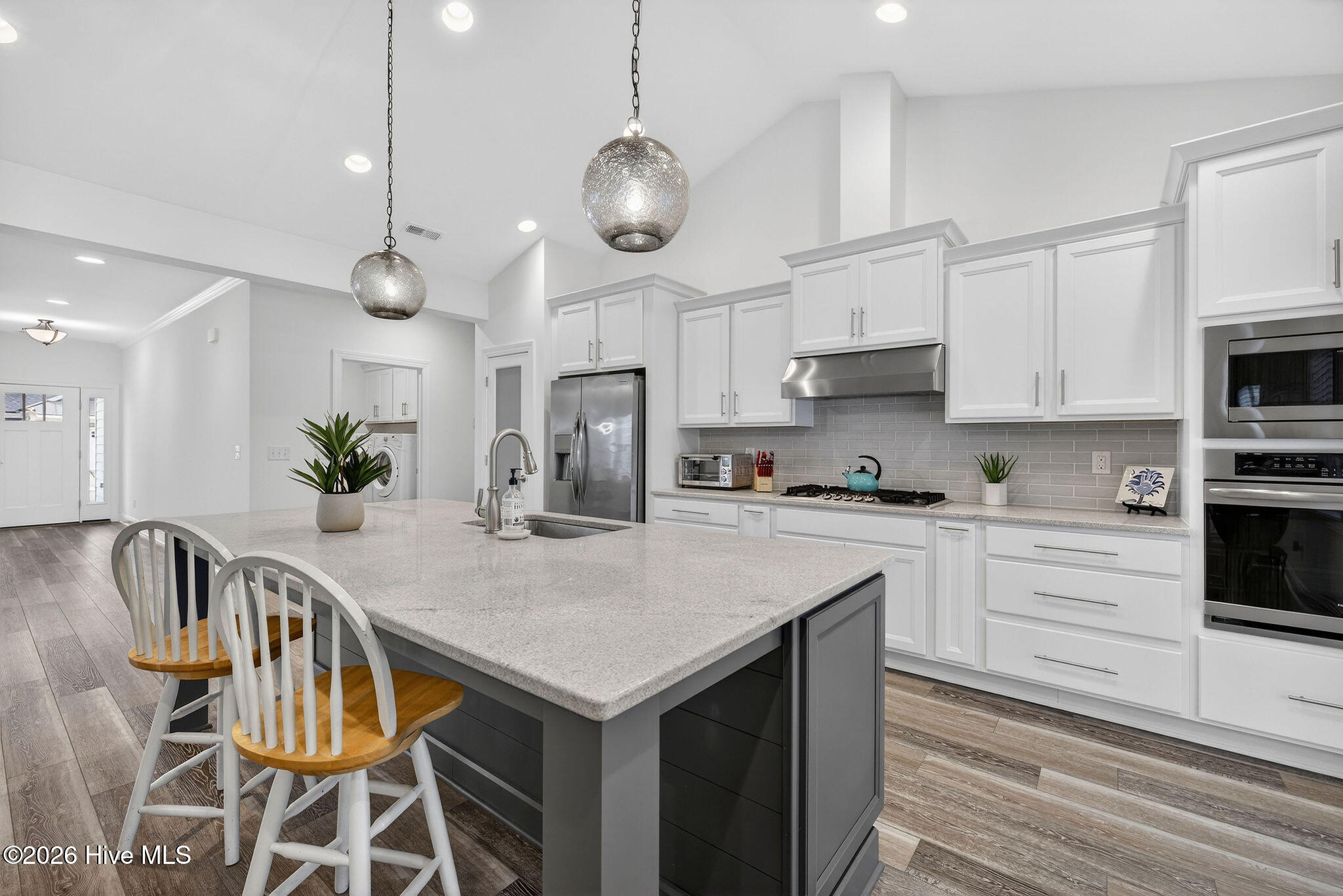 100557170 | Photo 28