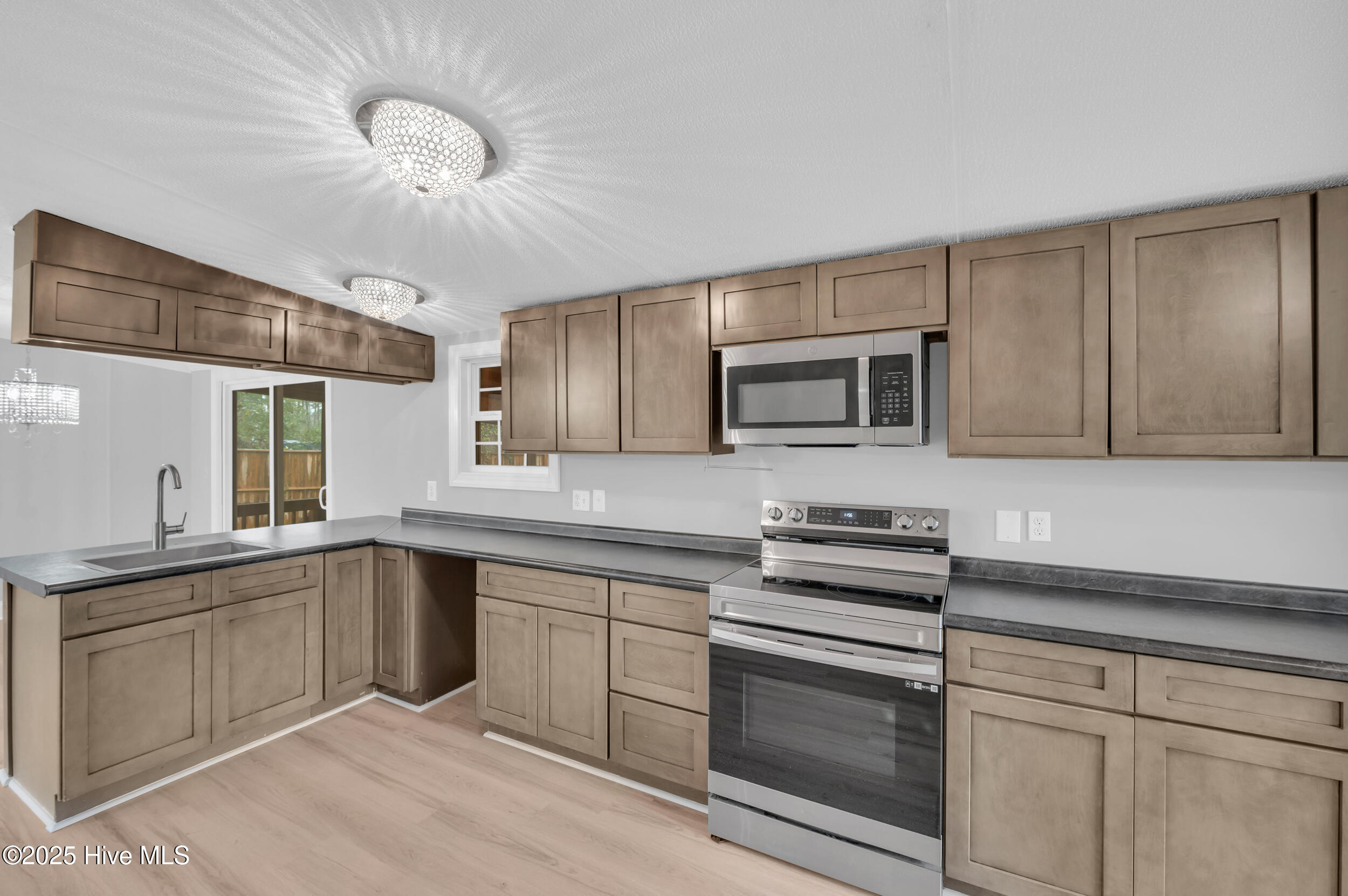 100534761 | Photo 13