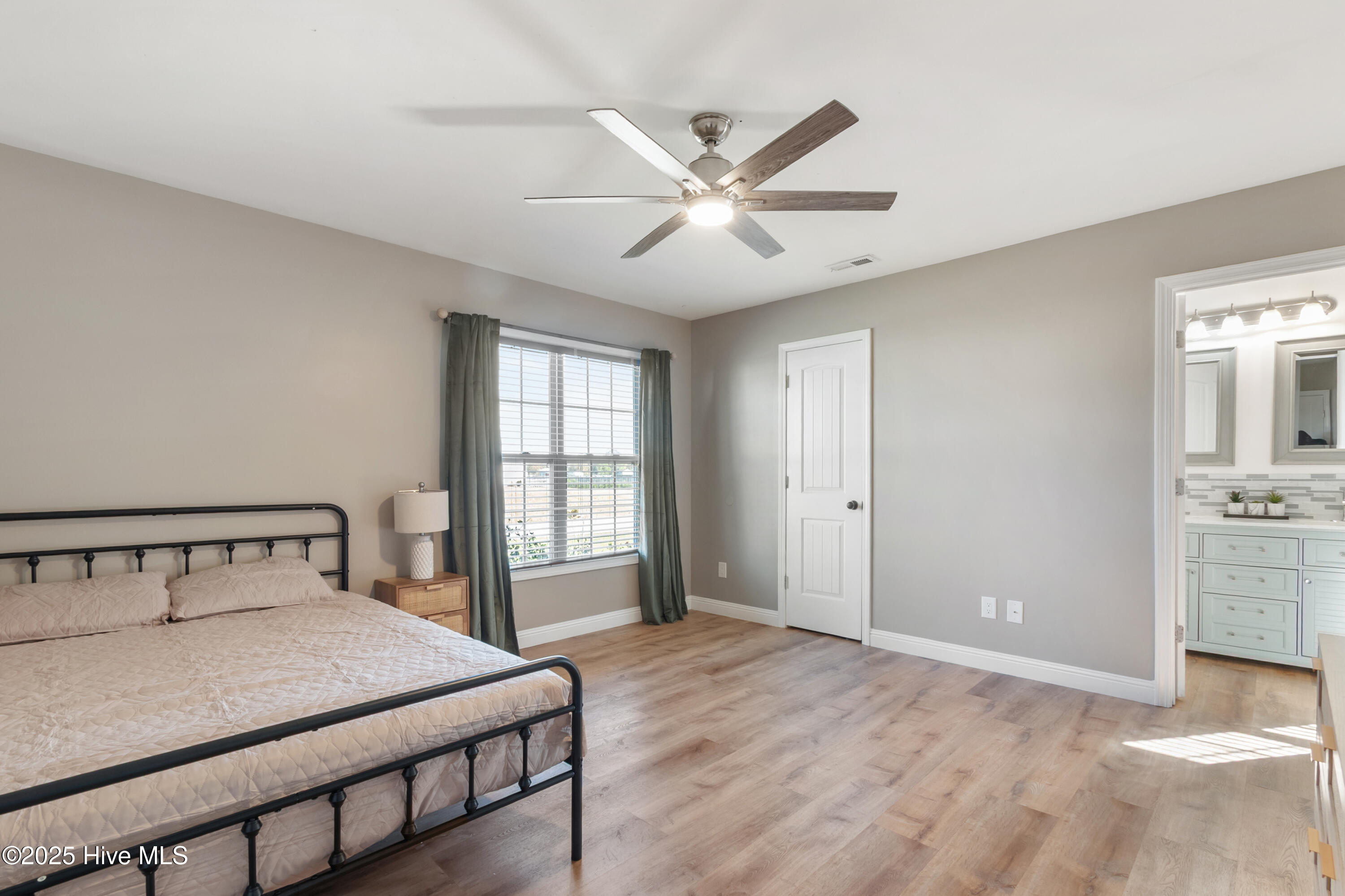 100542799 | Photo 17