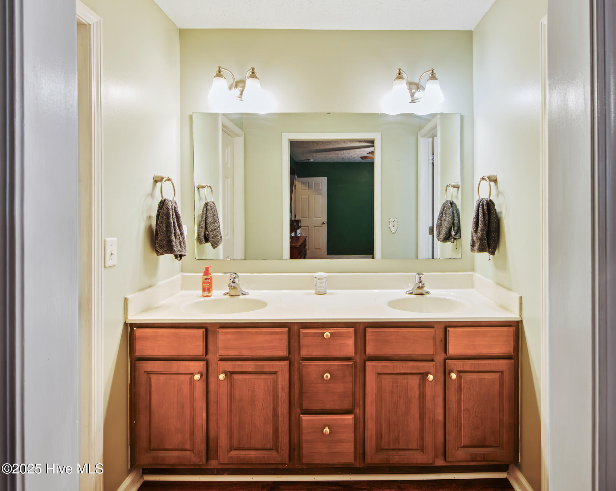 100541598 | Photo 15