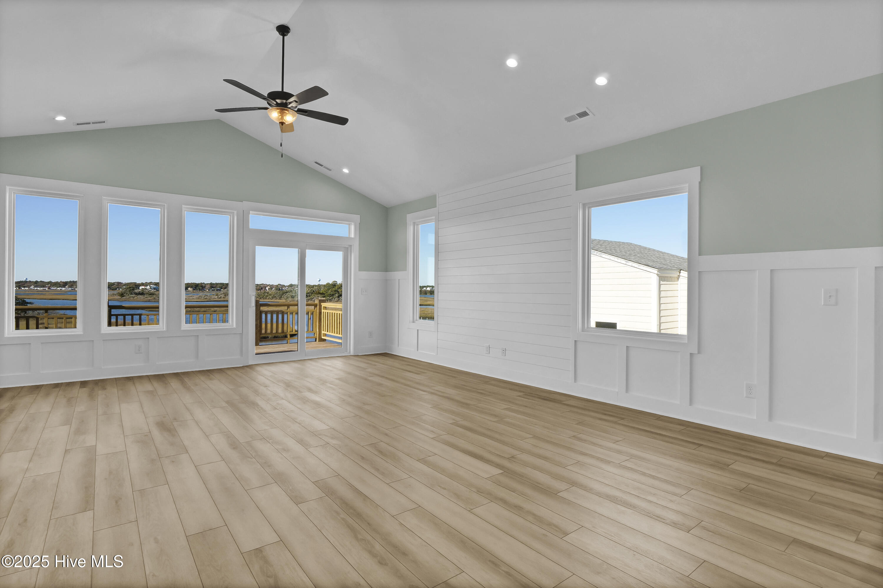 100542555 | Photo 15