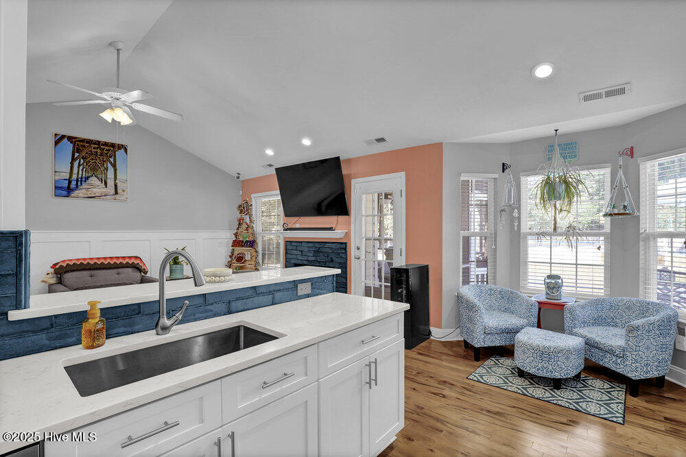 100548530 | Photo 12