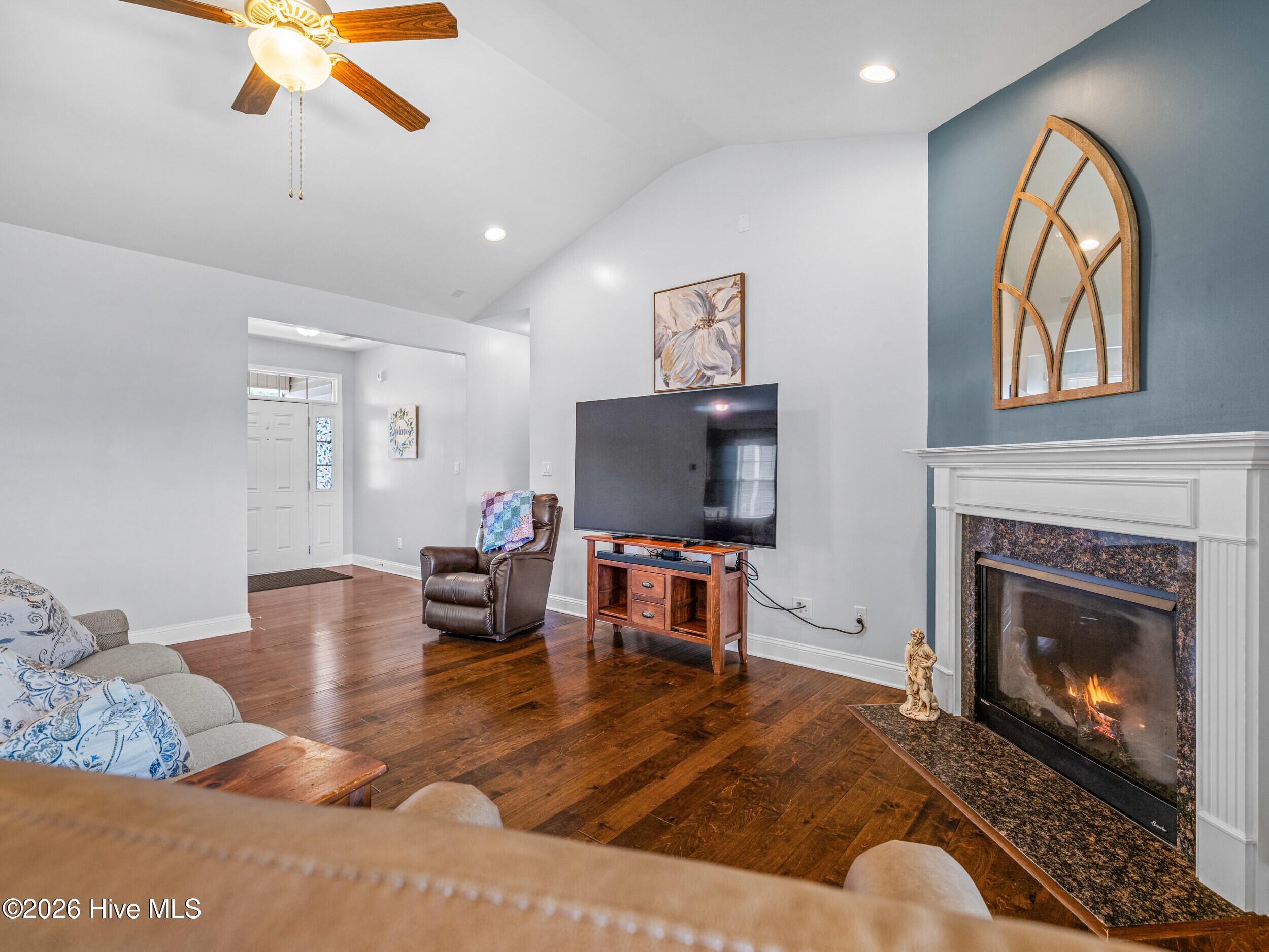 100567320 | Photo 11