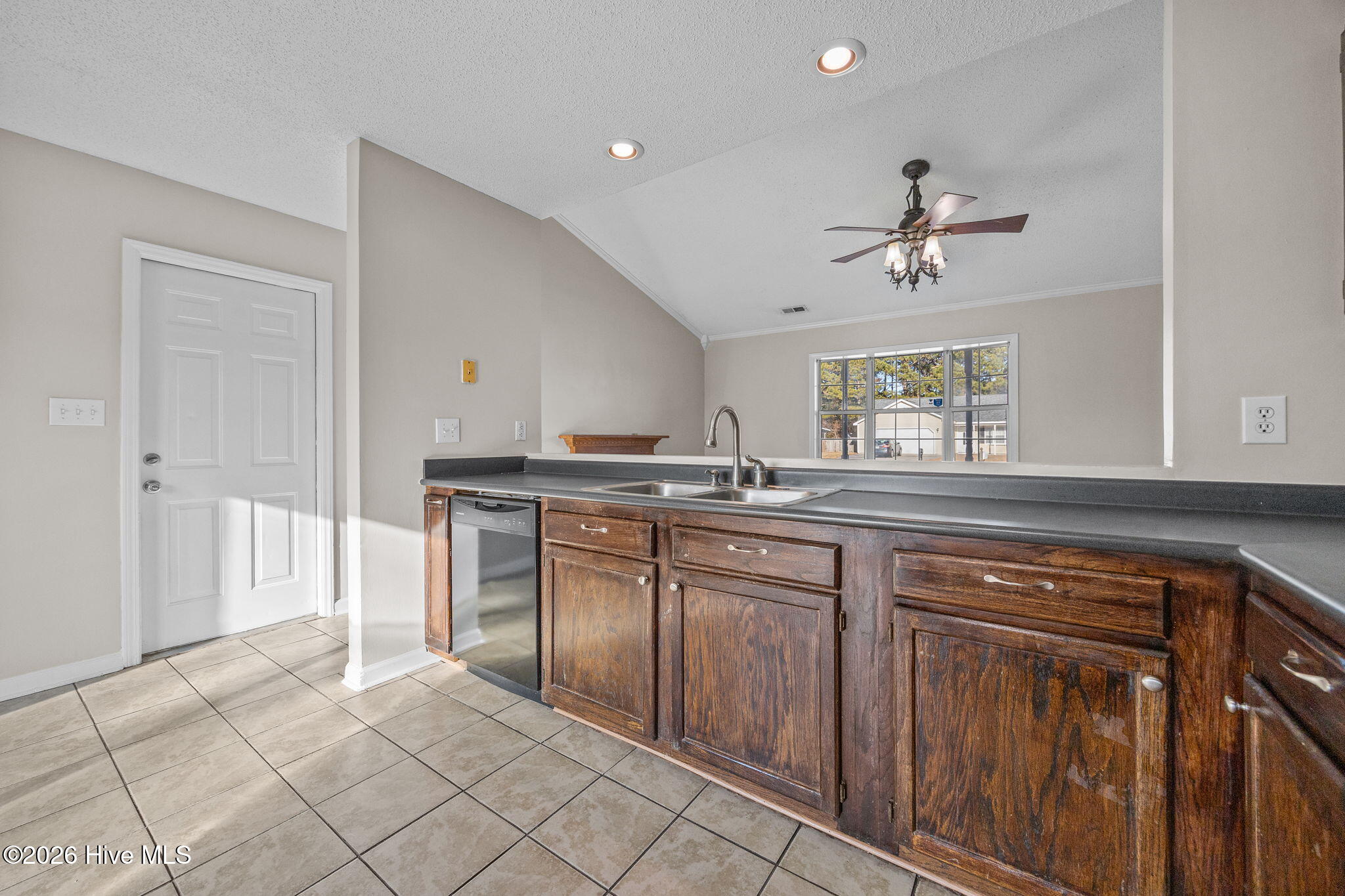 100551287 | Photo 14