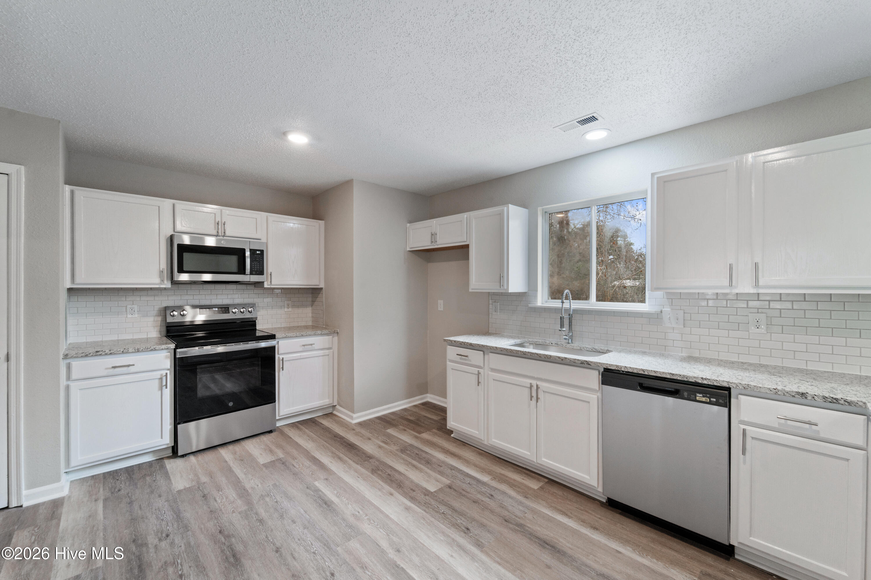 100558242 | Photo 11