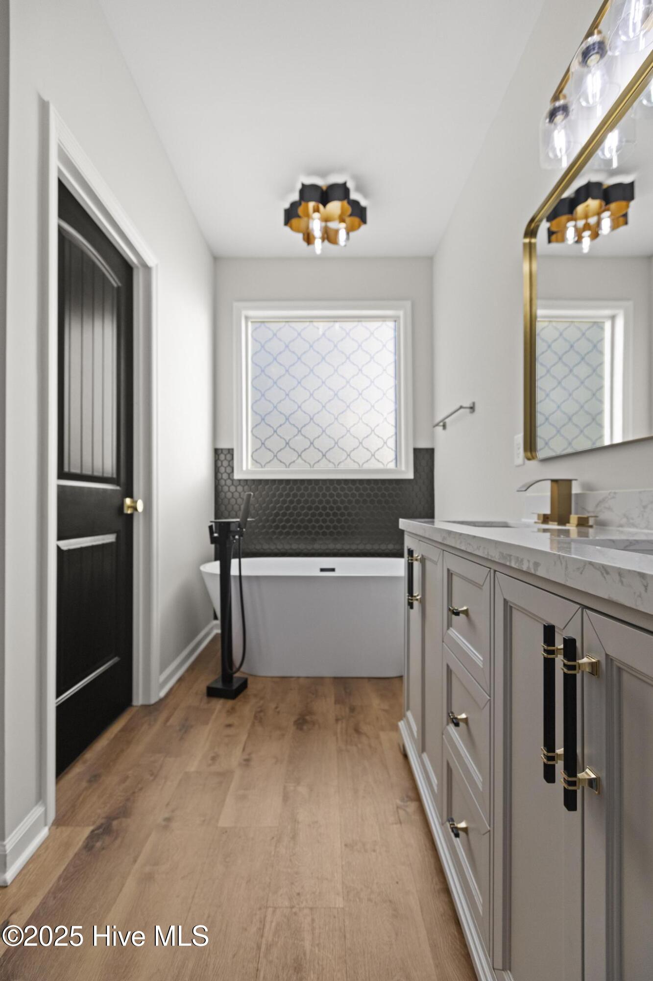 100518466 | Photo 24