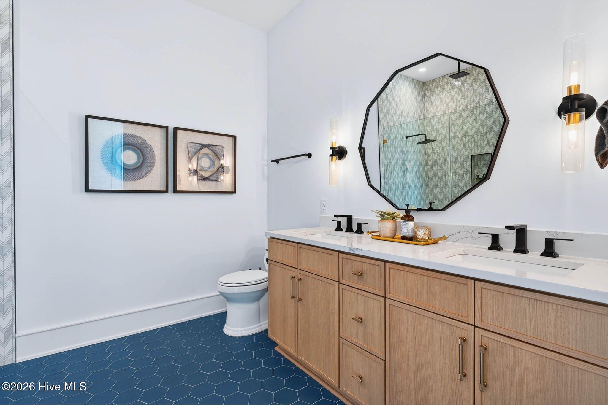 100565153 | Photo 30