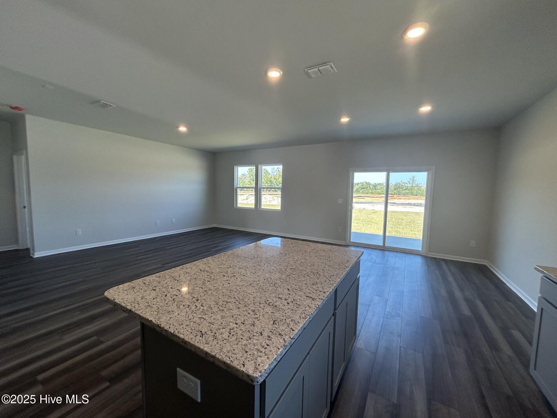 100525039 | Photo 13