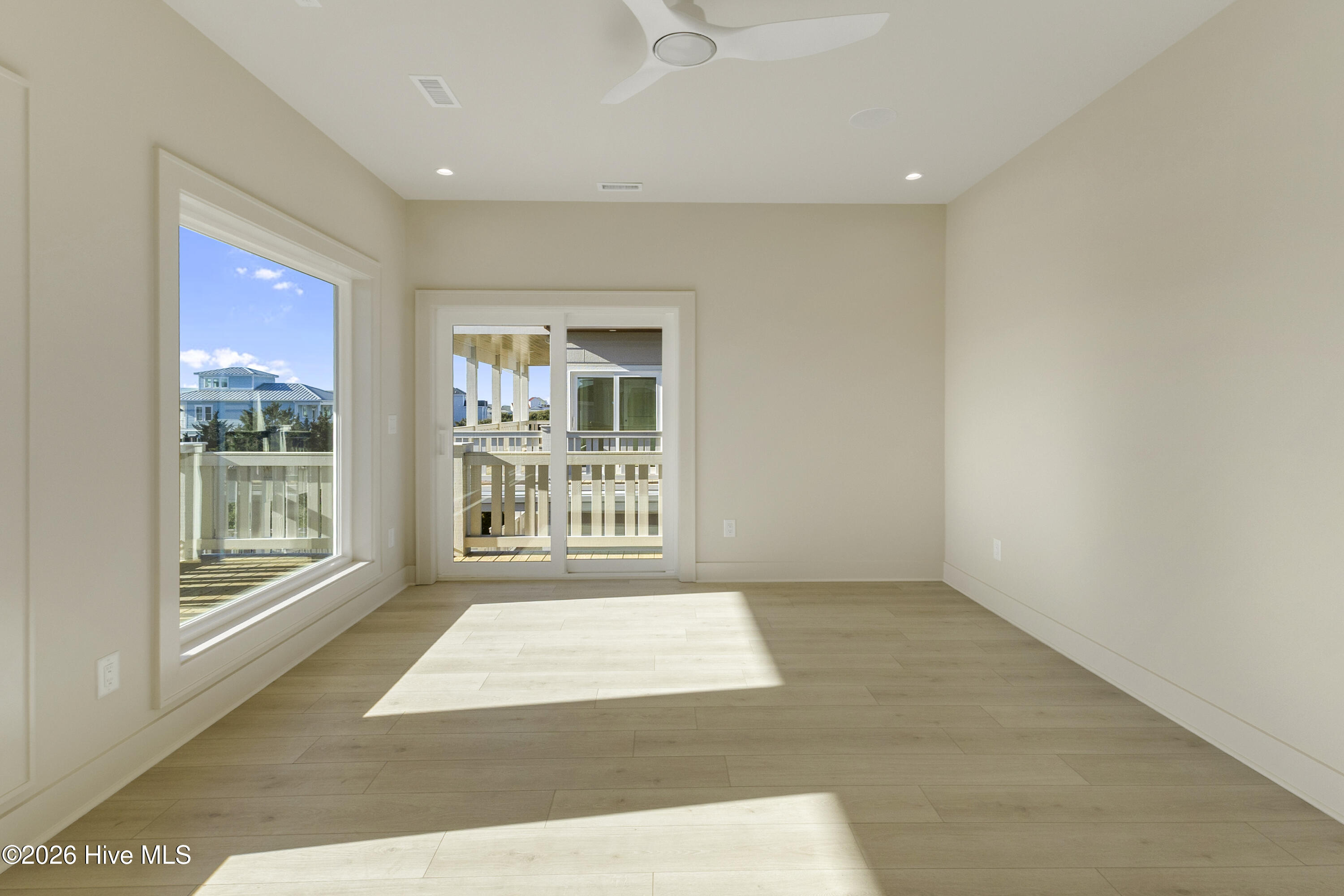 100551953 | Photo 63