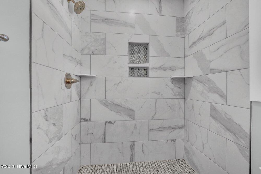 100552100 | Photo 33