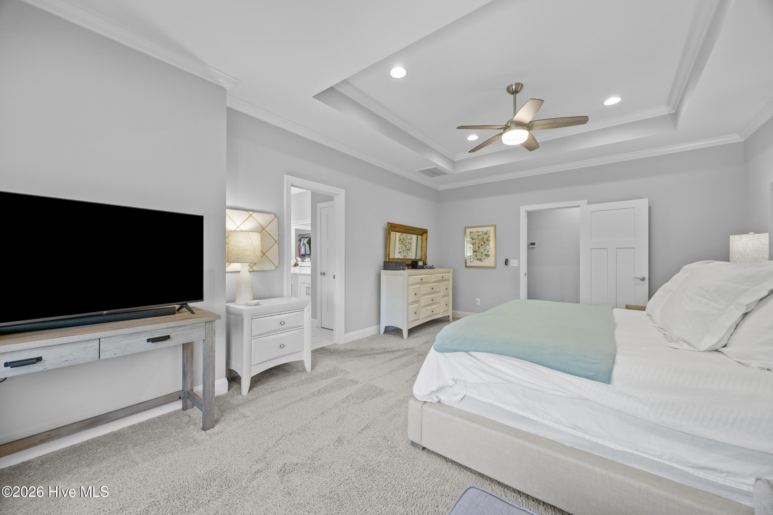 100570298 | Photo 25