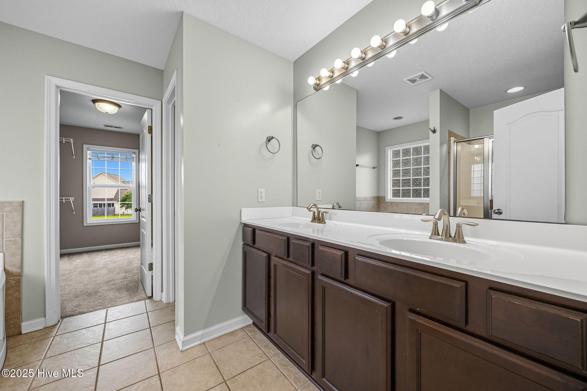 100532057 | Photo 17