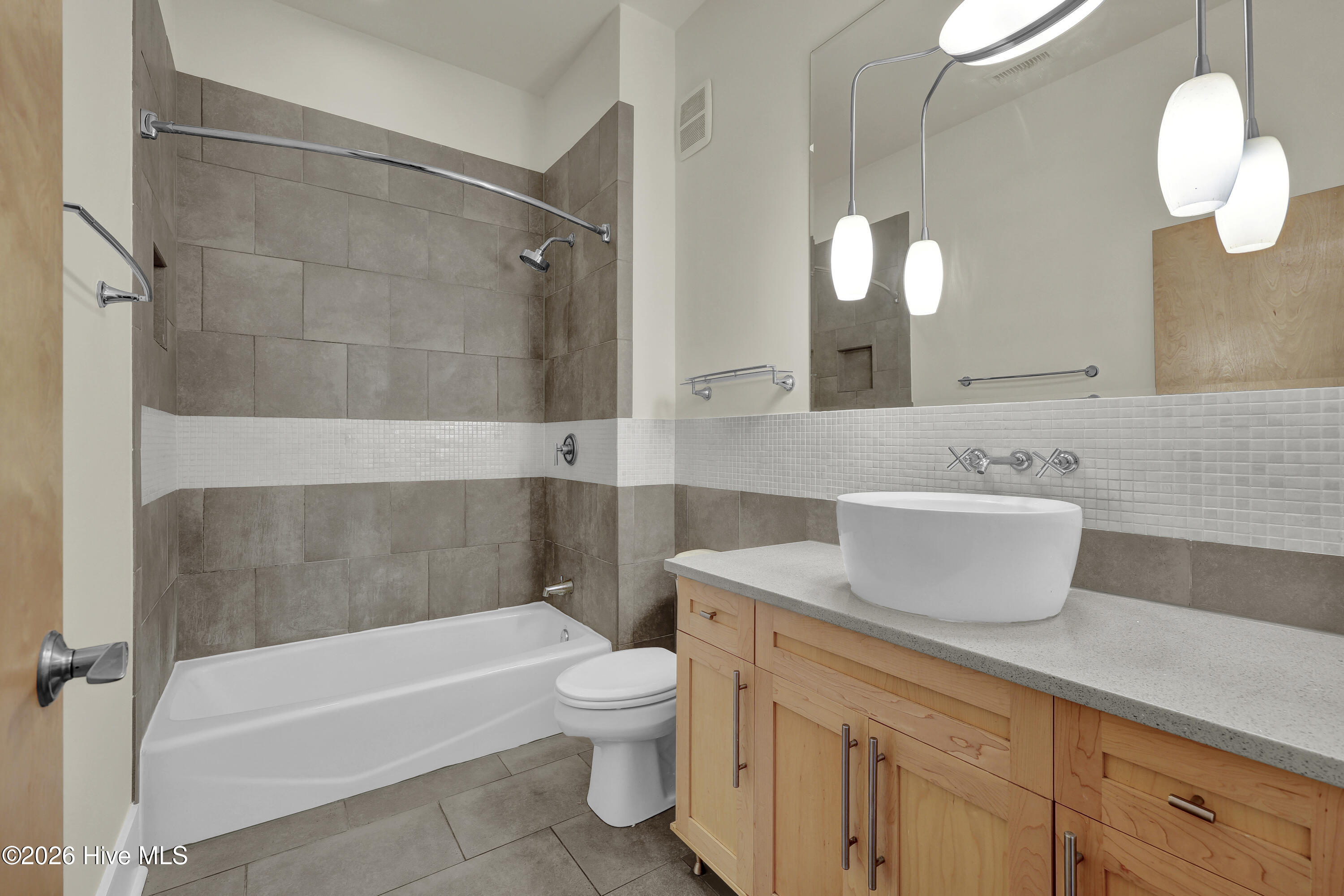 100566335 | Photo 25