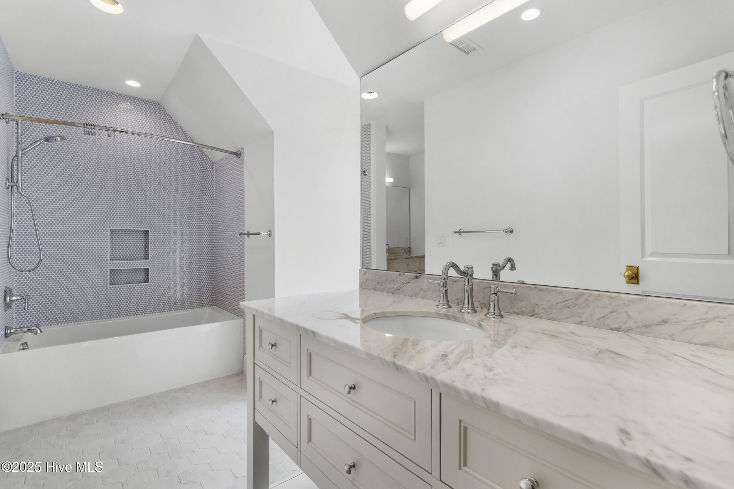 100534920 | Photo 46