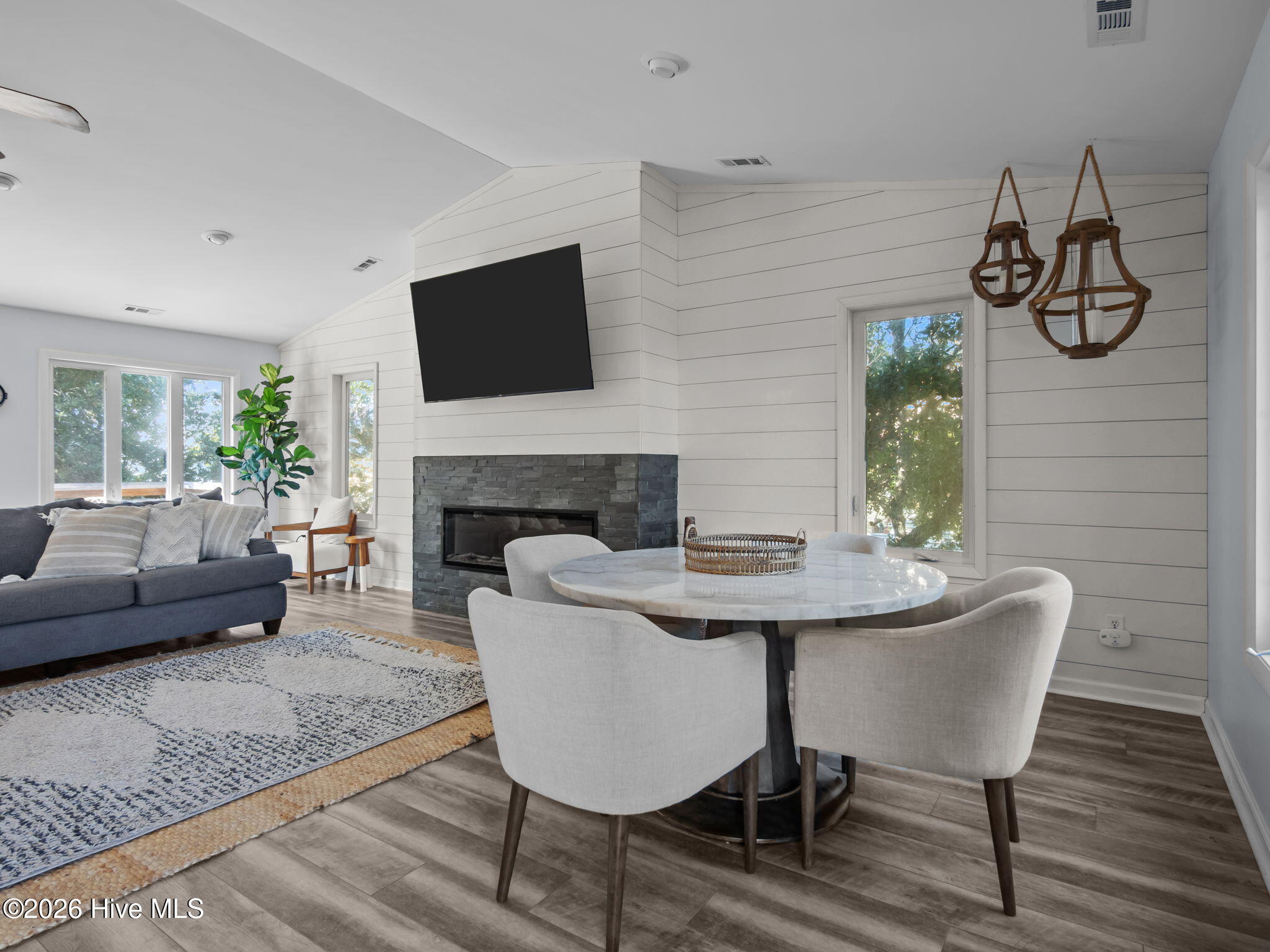 100561465 | Photo 24