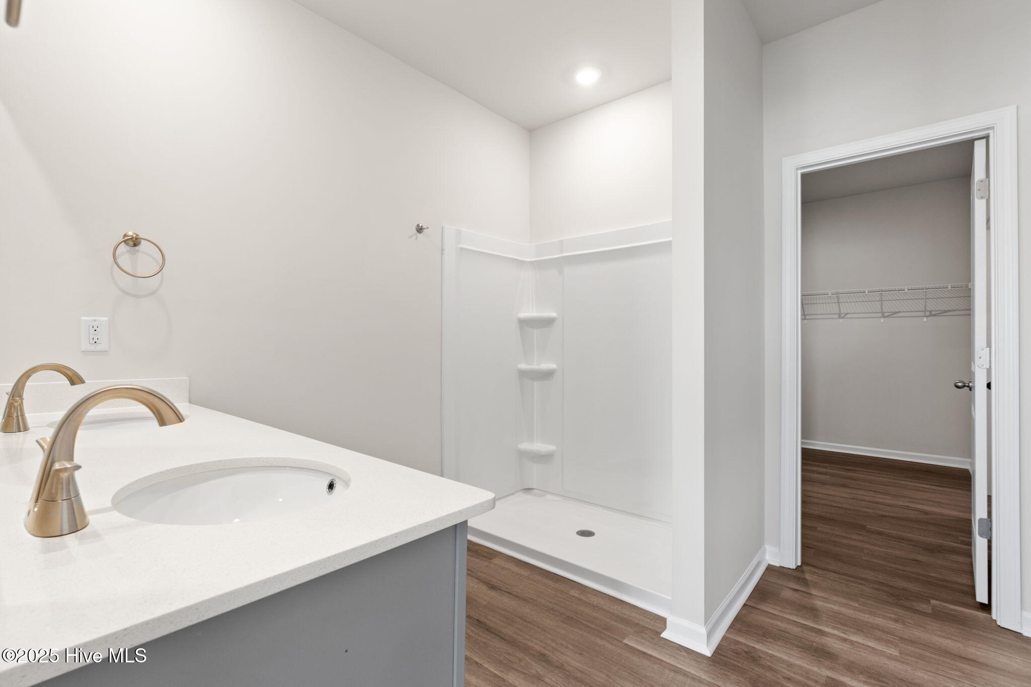 100524210 | Photo 27