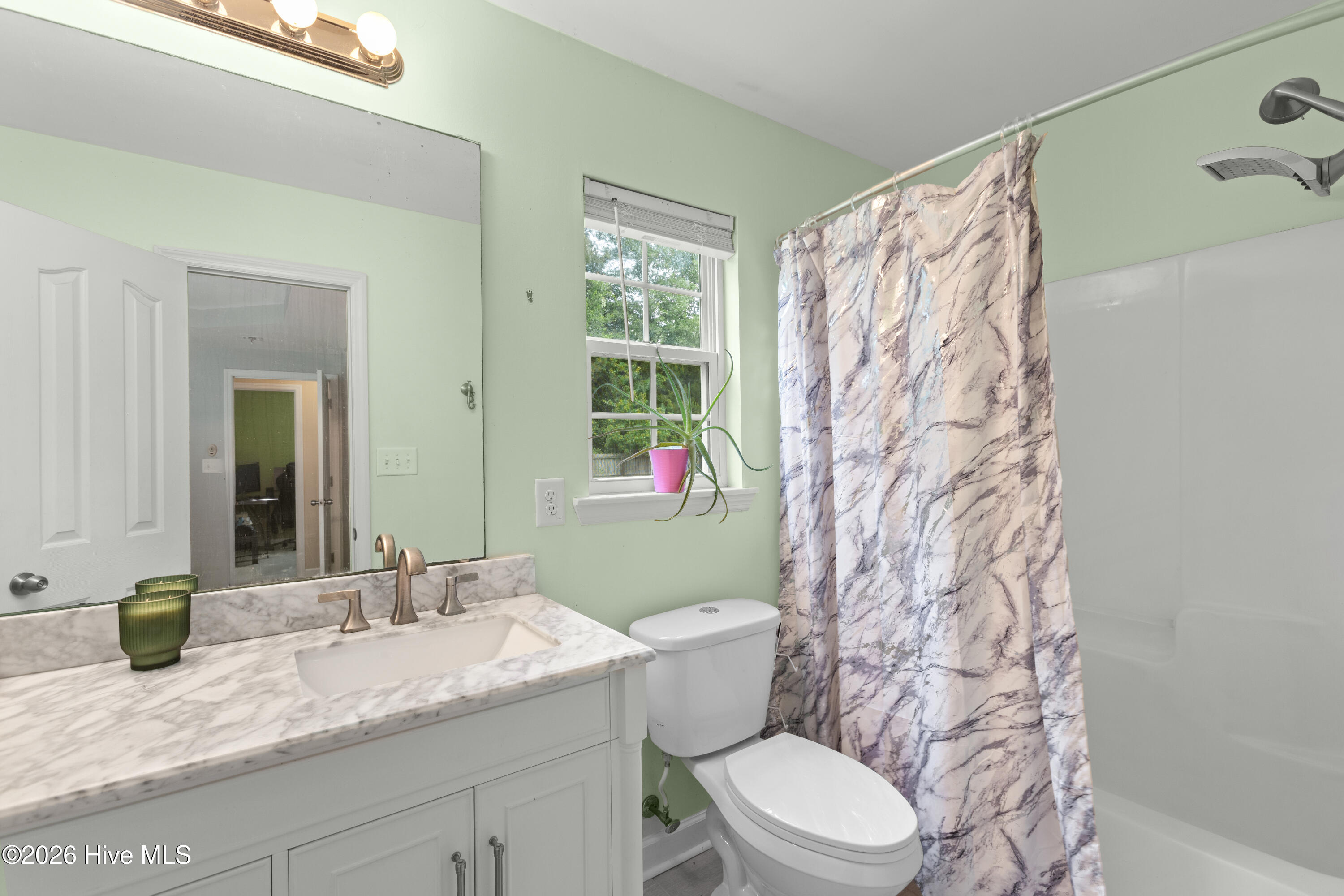 100562939 | Photo 12