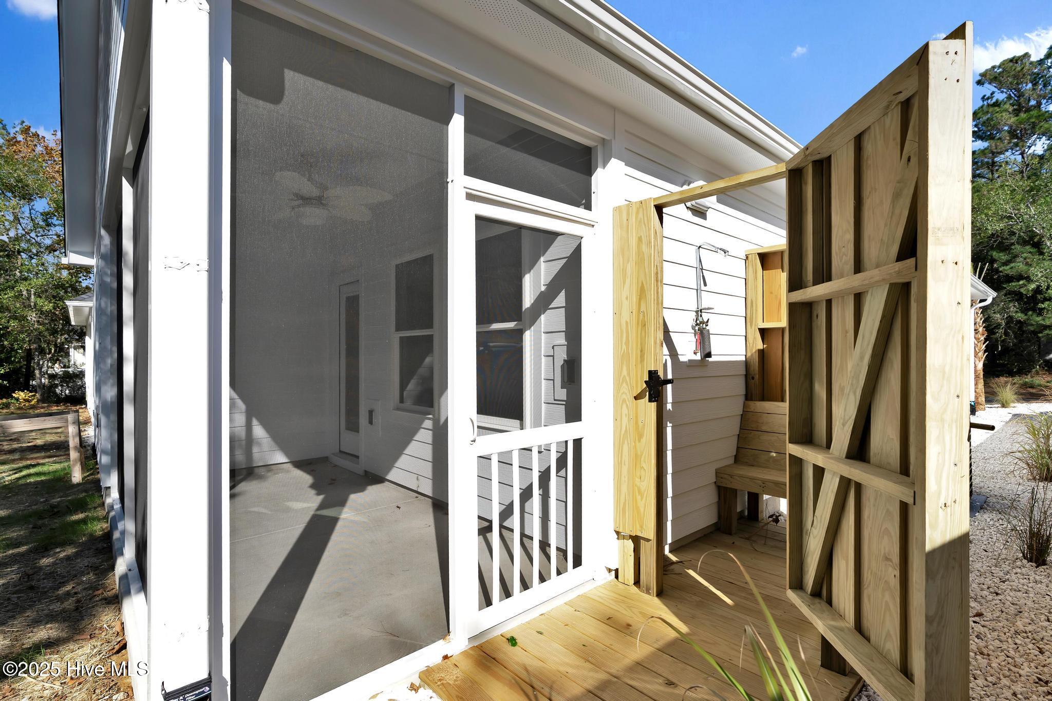 100527490 | Photo 33