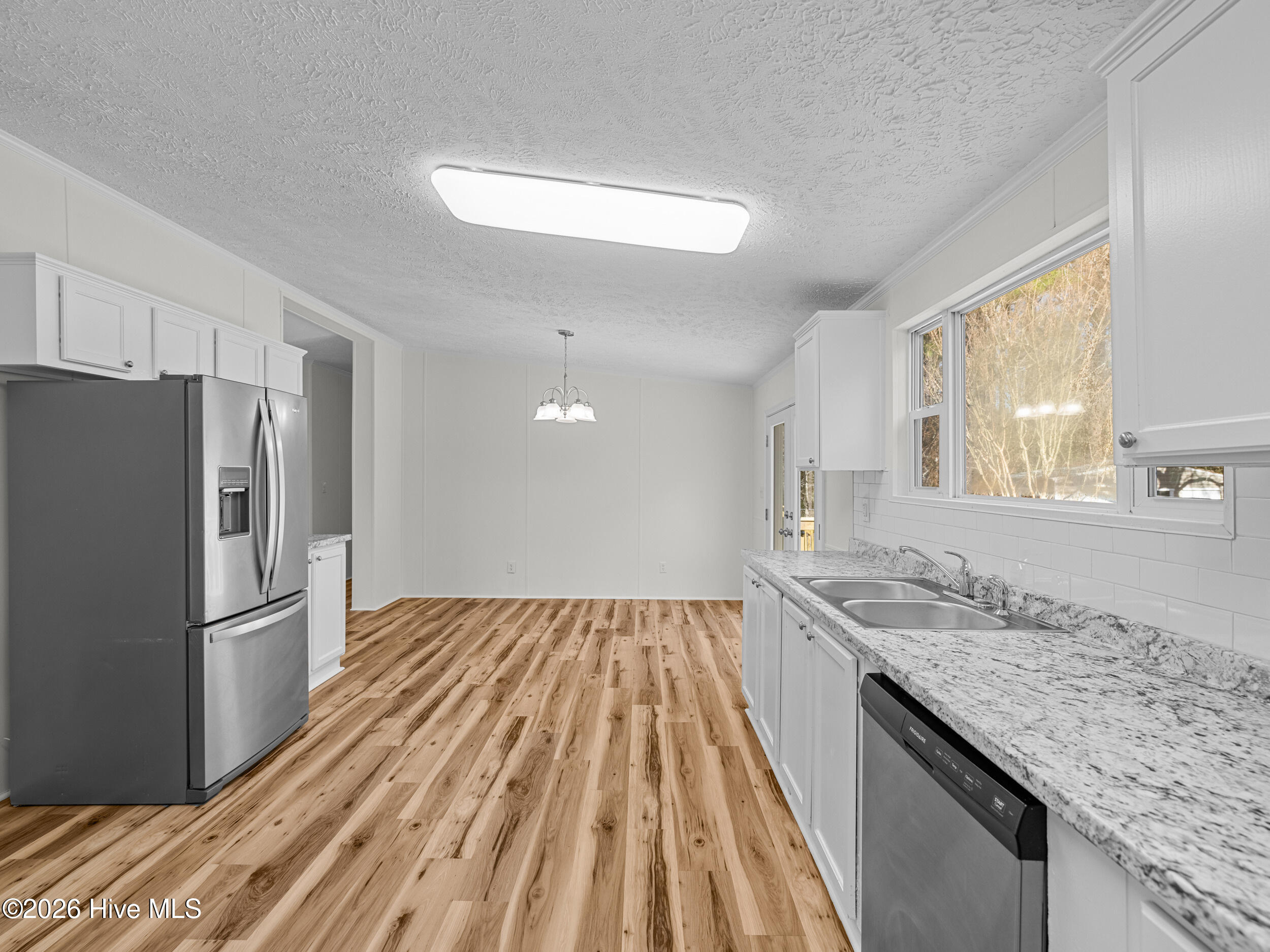 100560280 | Photo 16