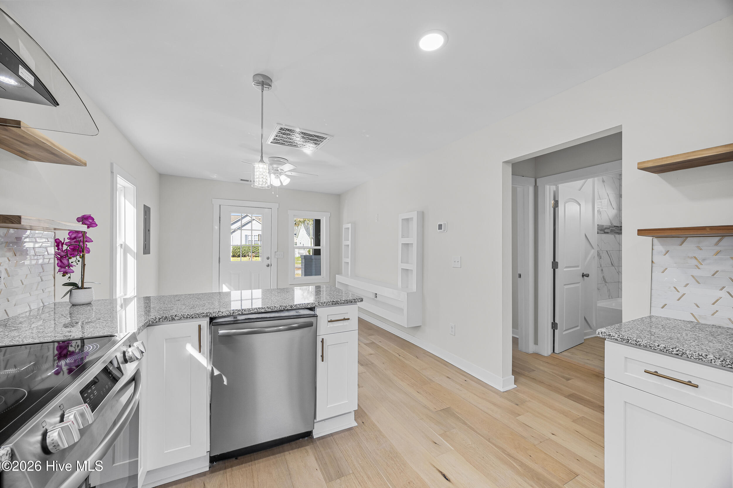 100561415 | Photo 13