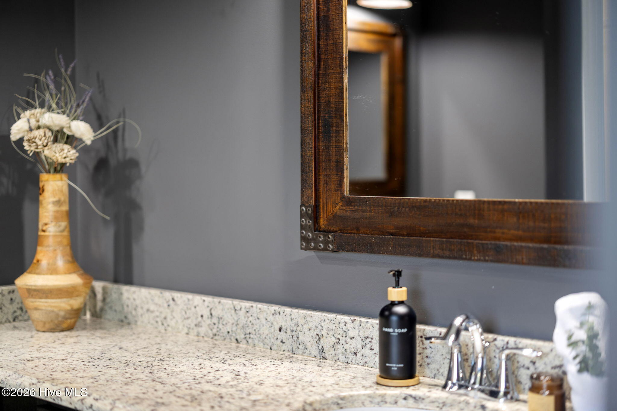 100565702 | Photo 22