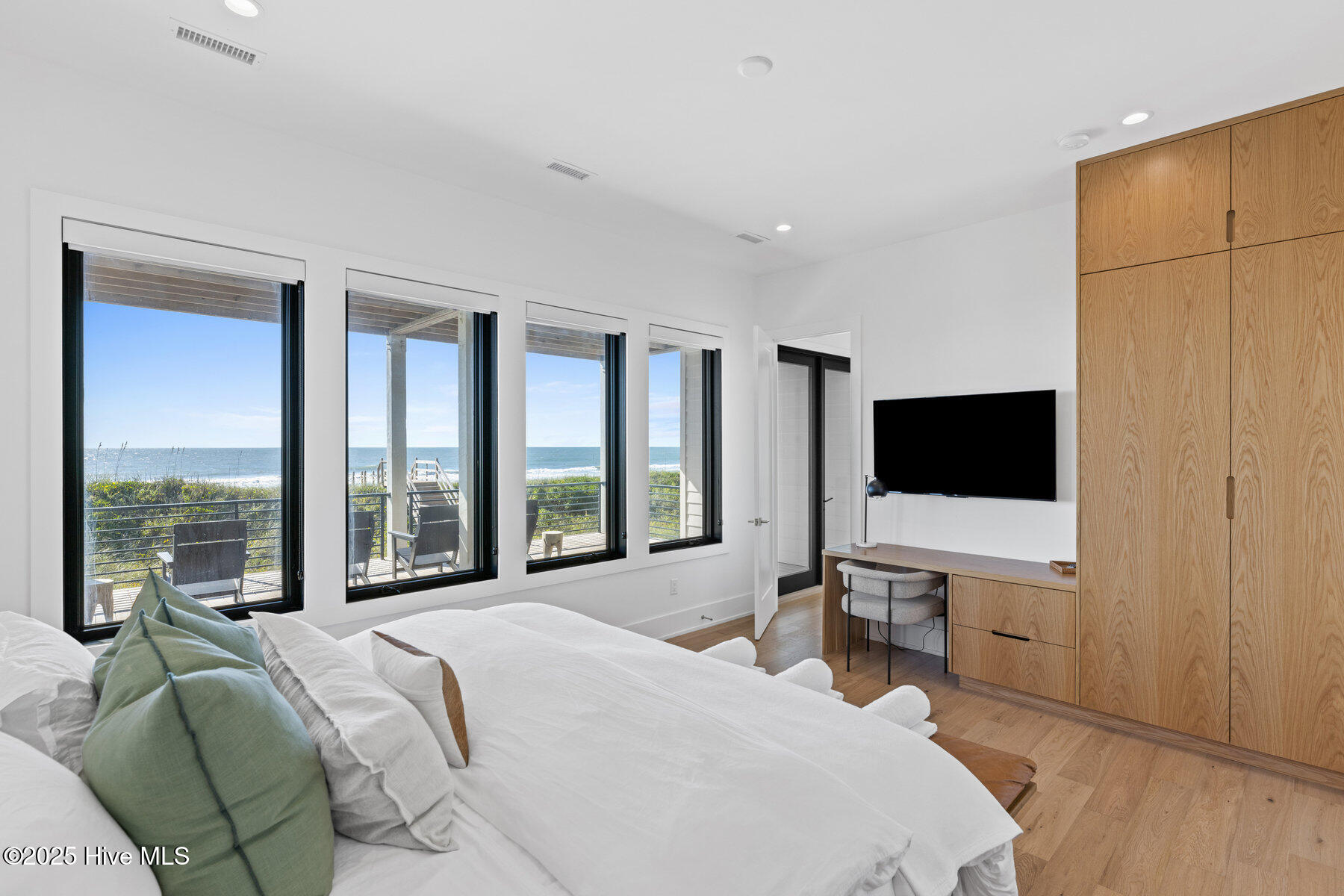 100535055 | Photo 24