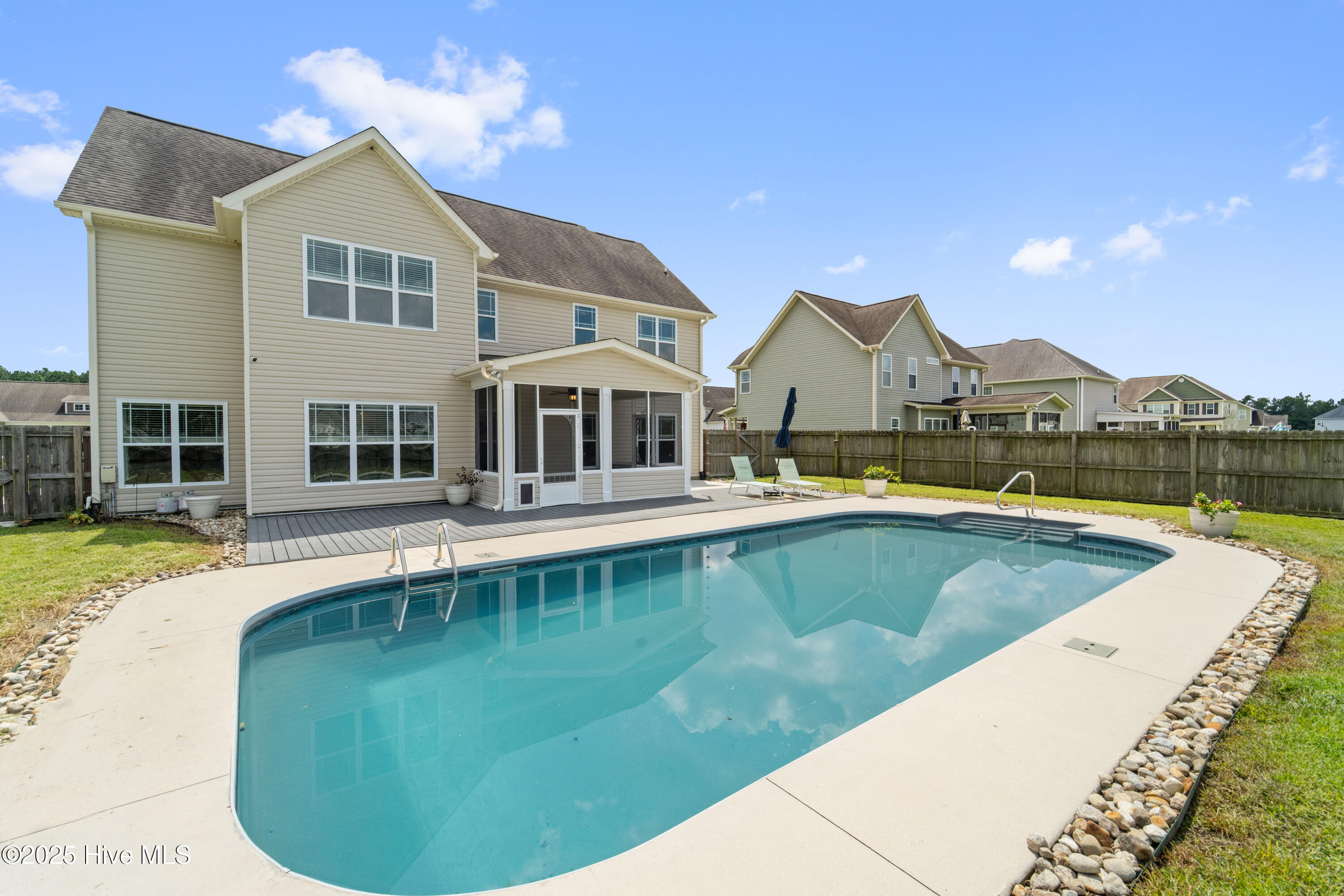 100525842 | Photo 88