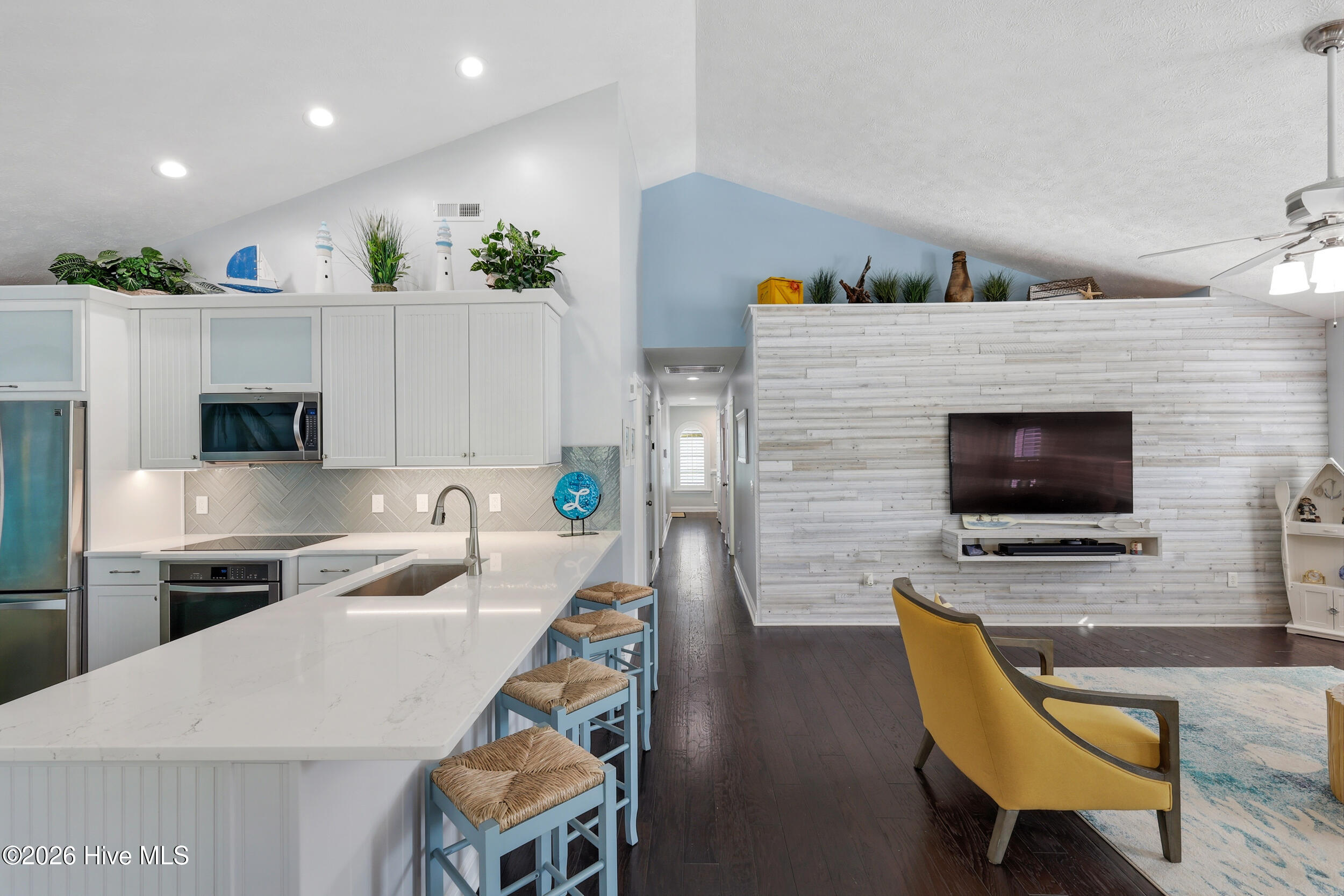 100567989 | Photo 15