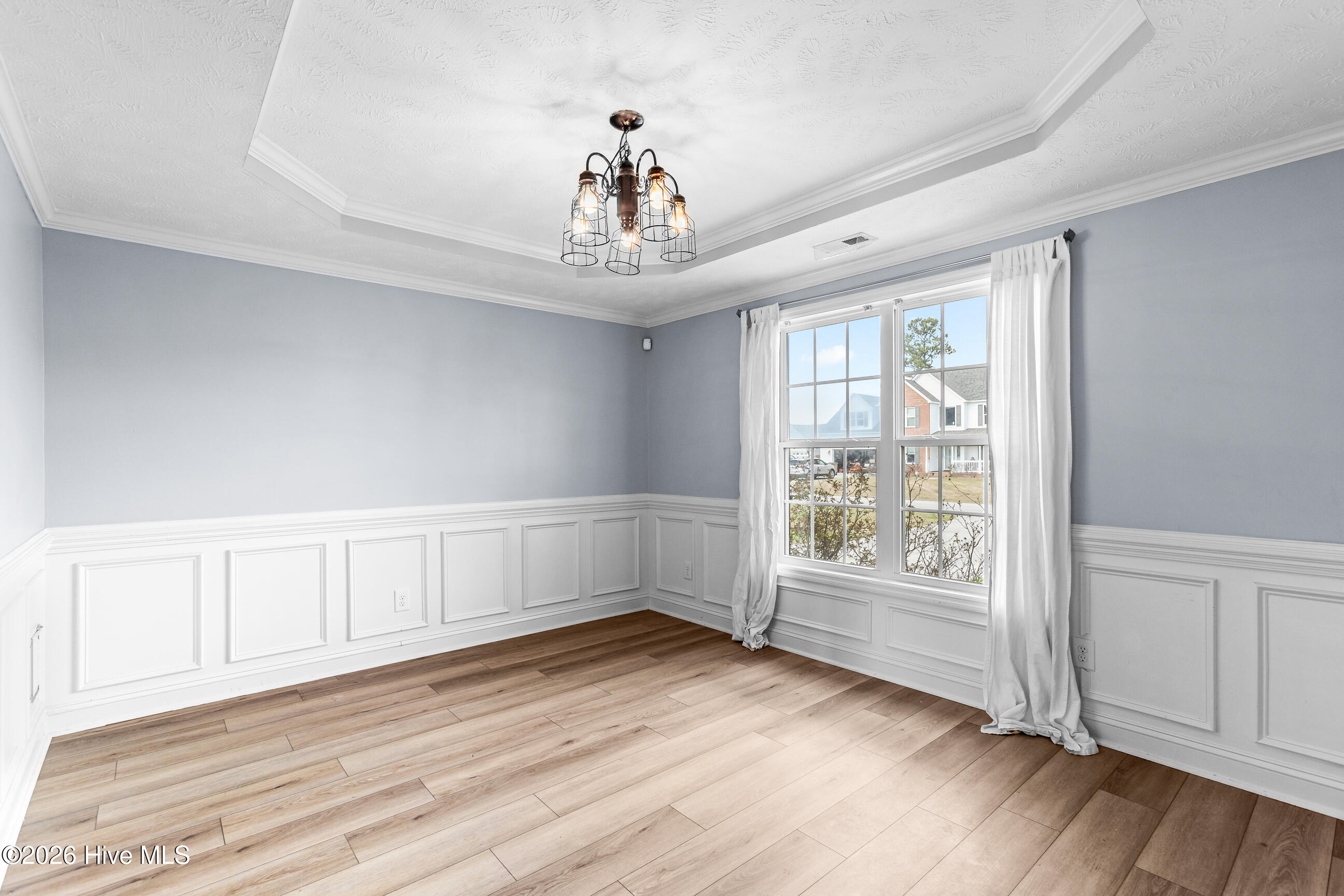 100570395 | Photo 13