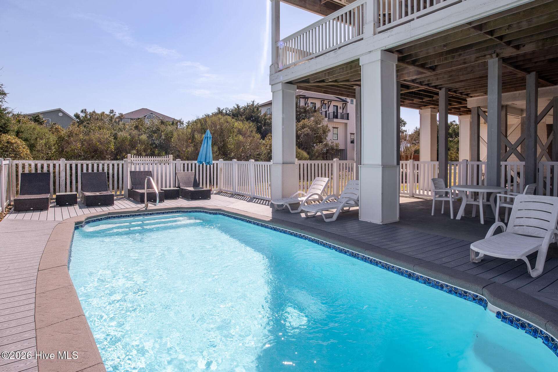 100562037 | Photo 68