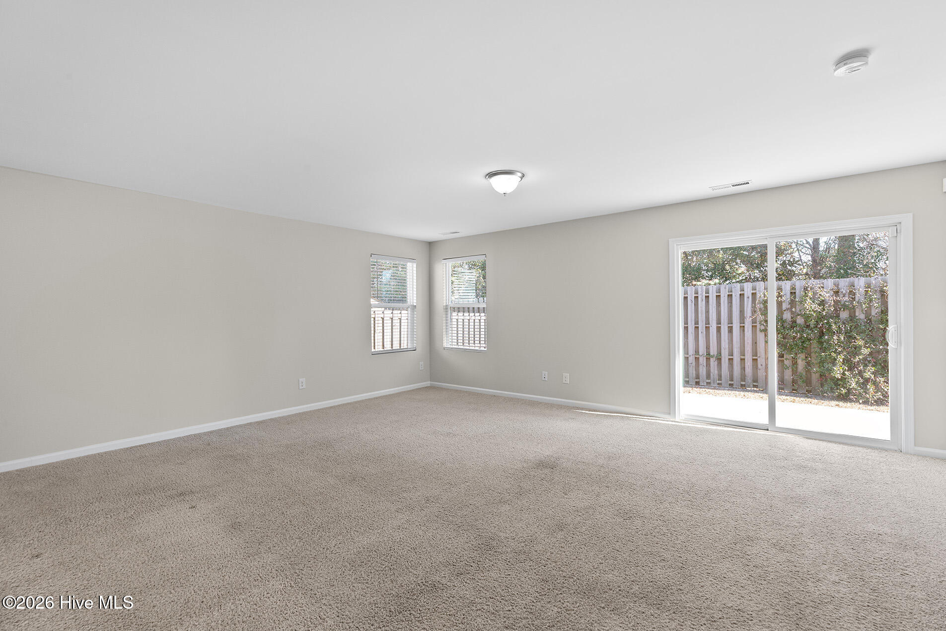 100547930 | Photo 12