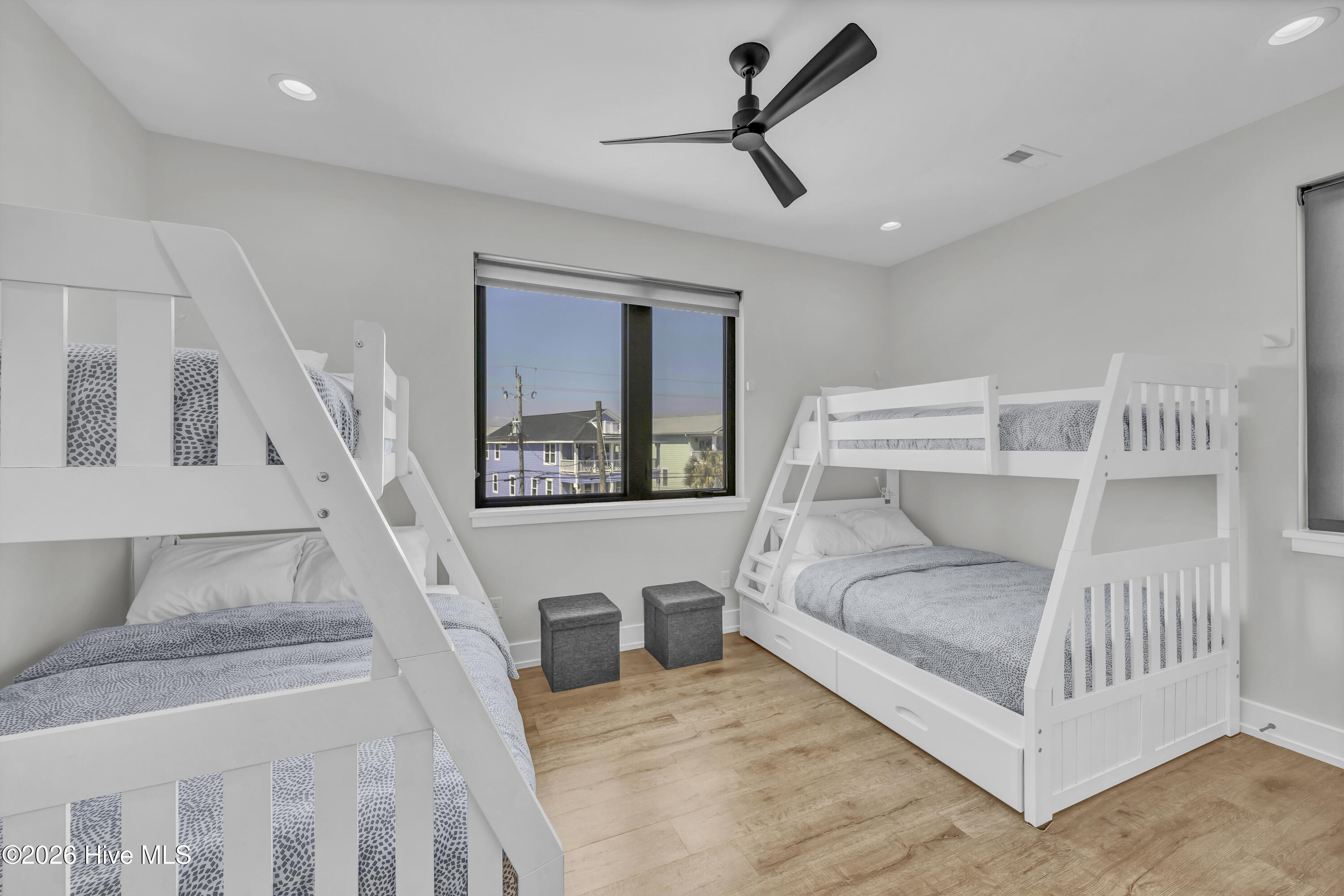 100565280 | Photo 37