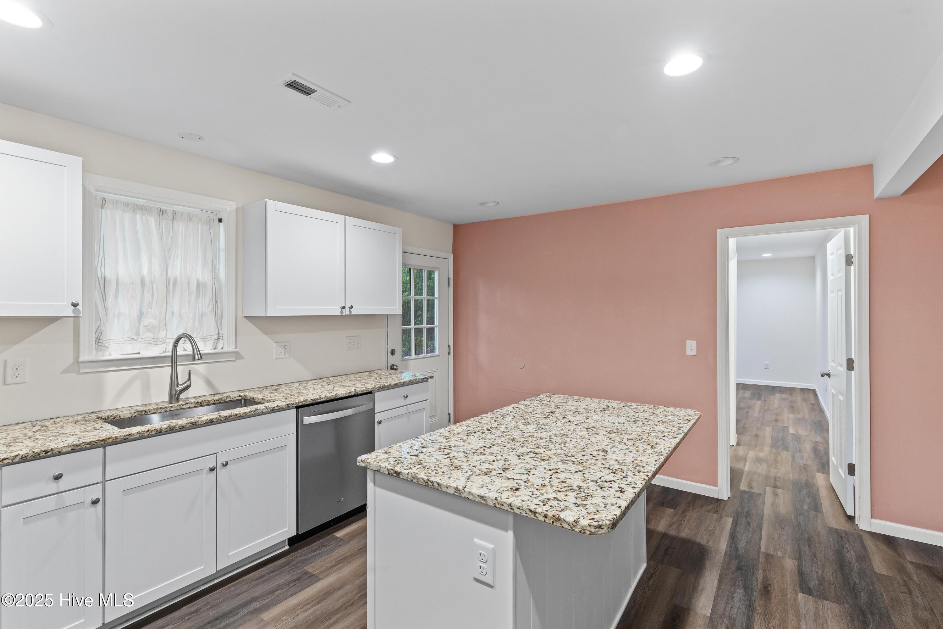 100548487 | Photo 10