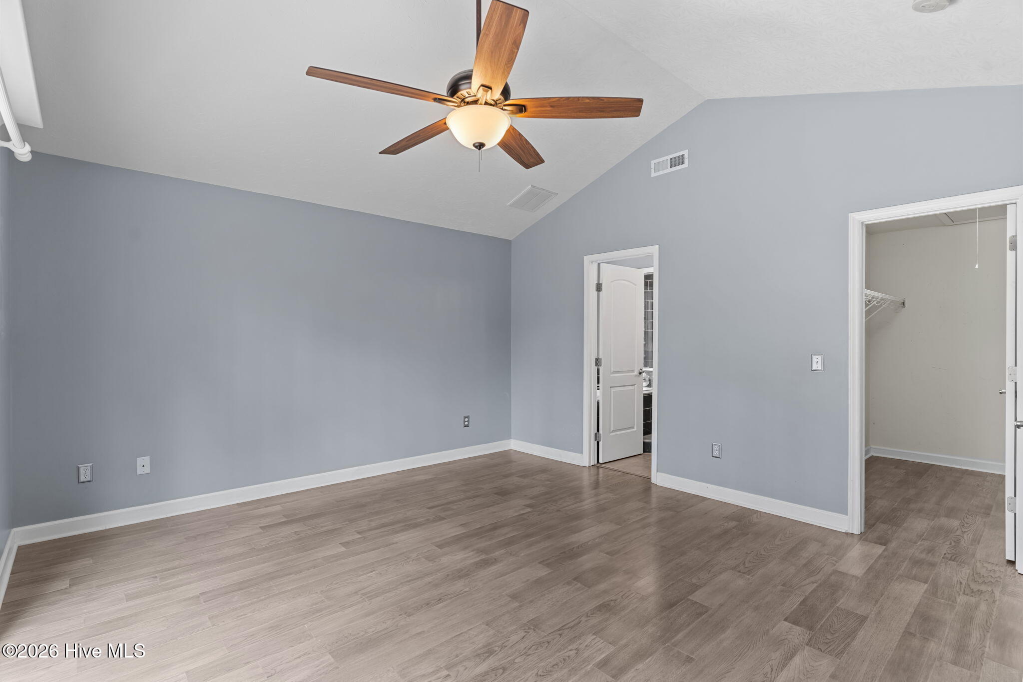 100563070 | Photo 24