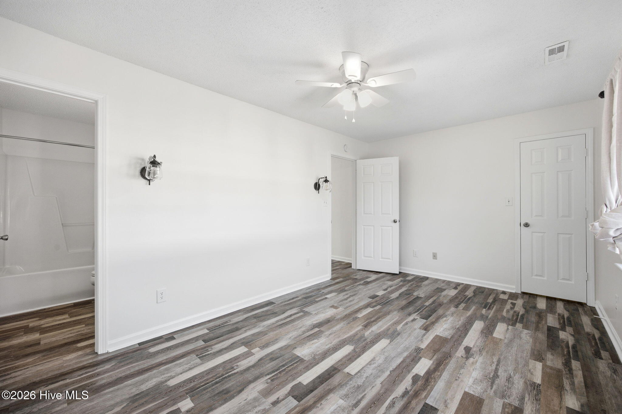 100568070 | Photo 16