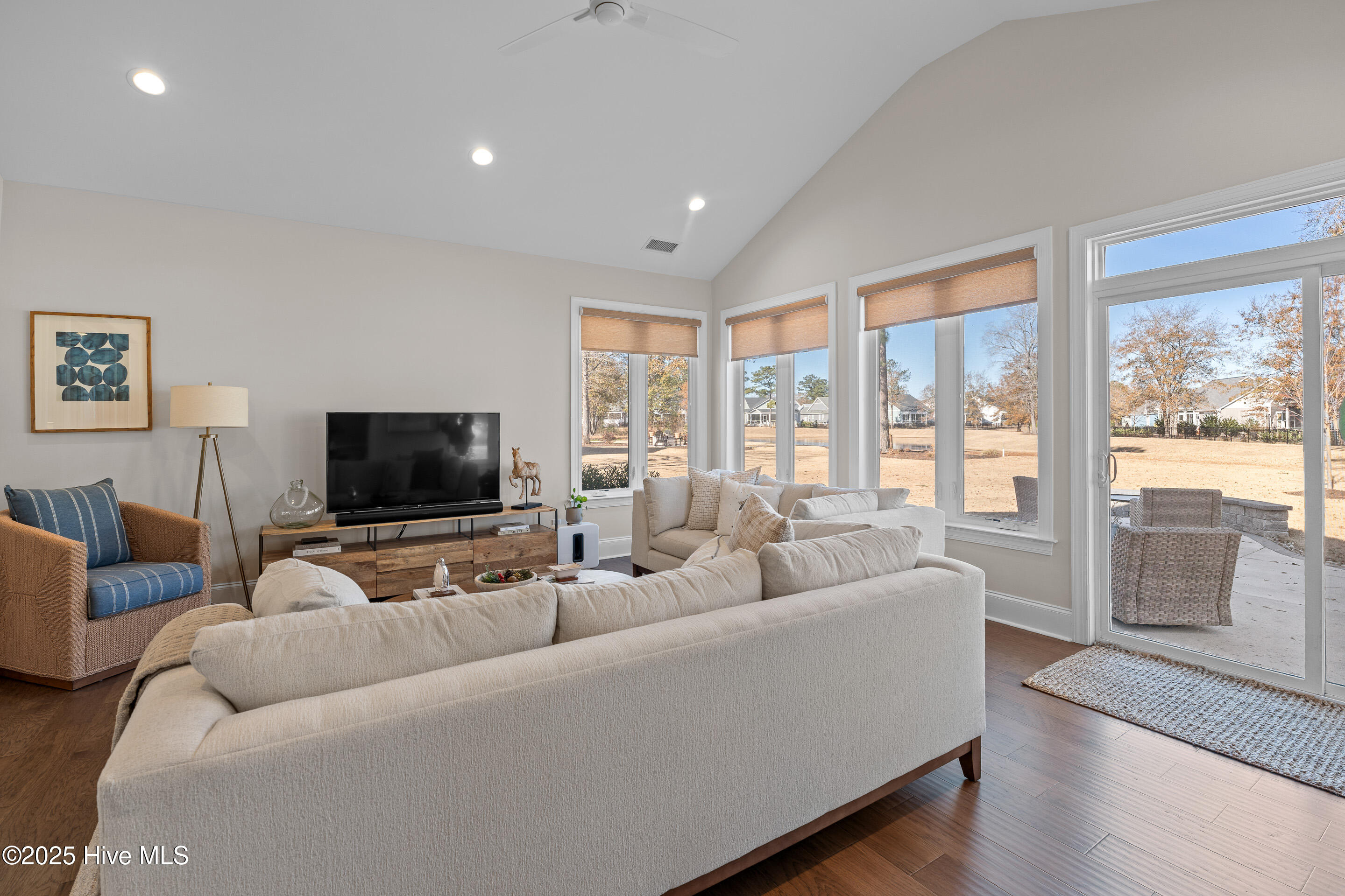 100545902 | Photo 57