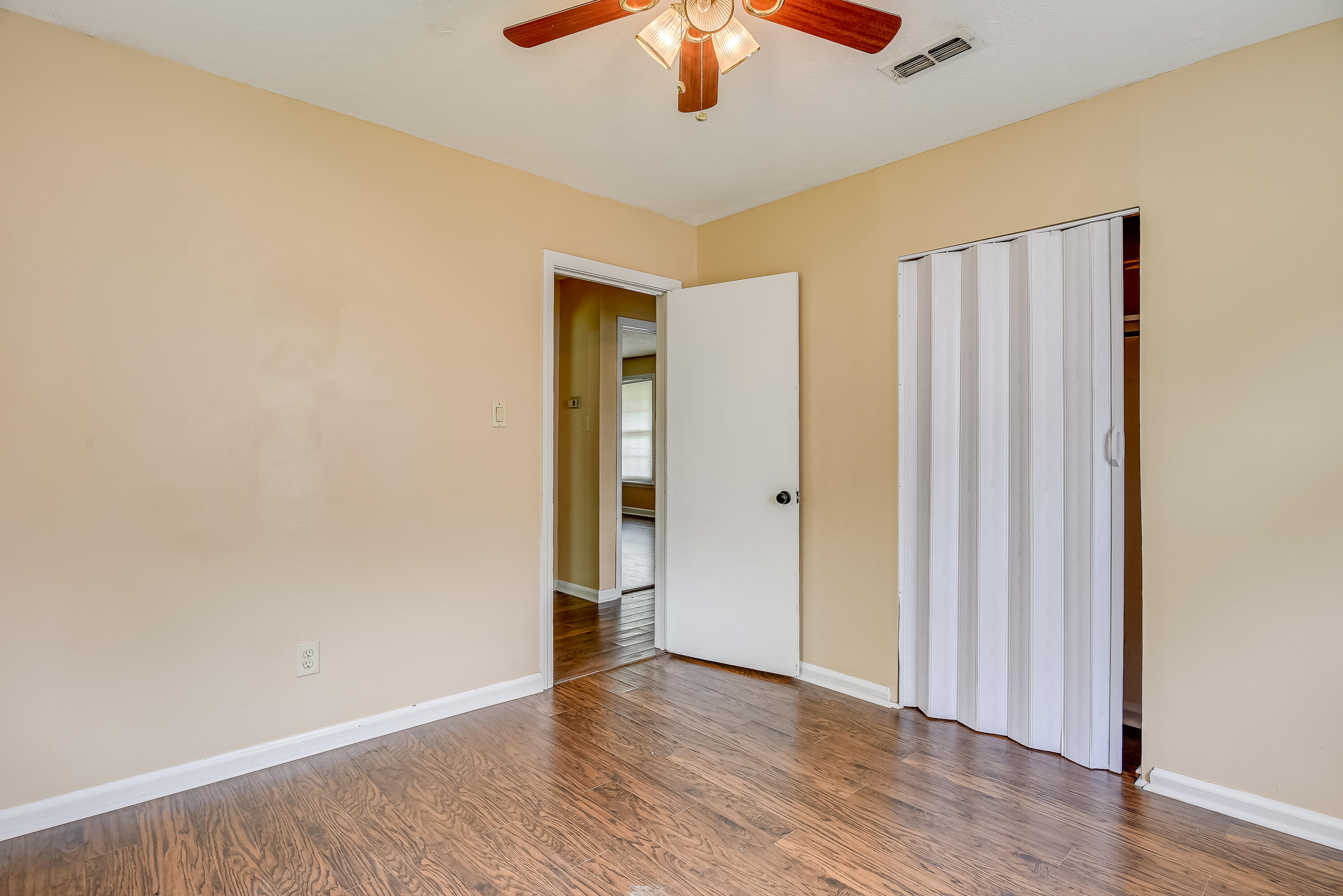 Bedroom 2 Entrance & Closet