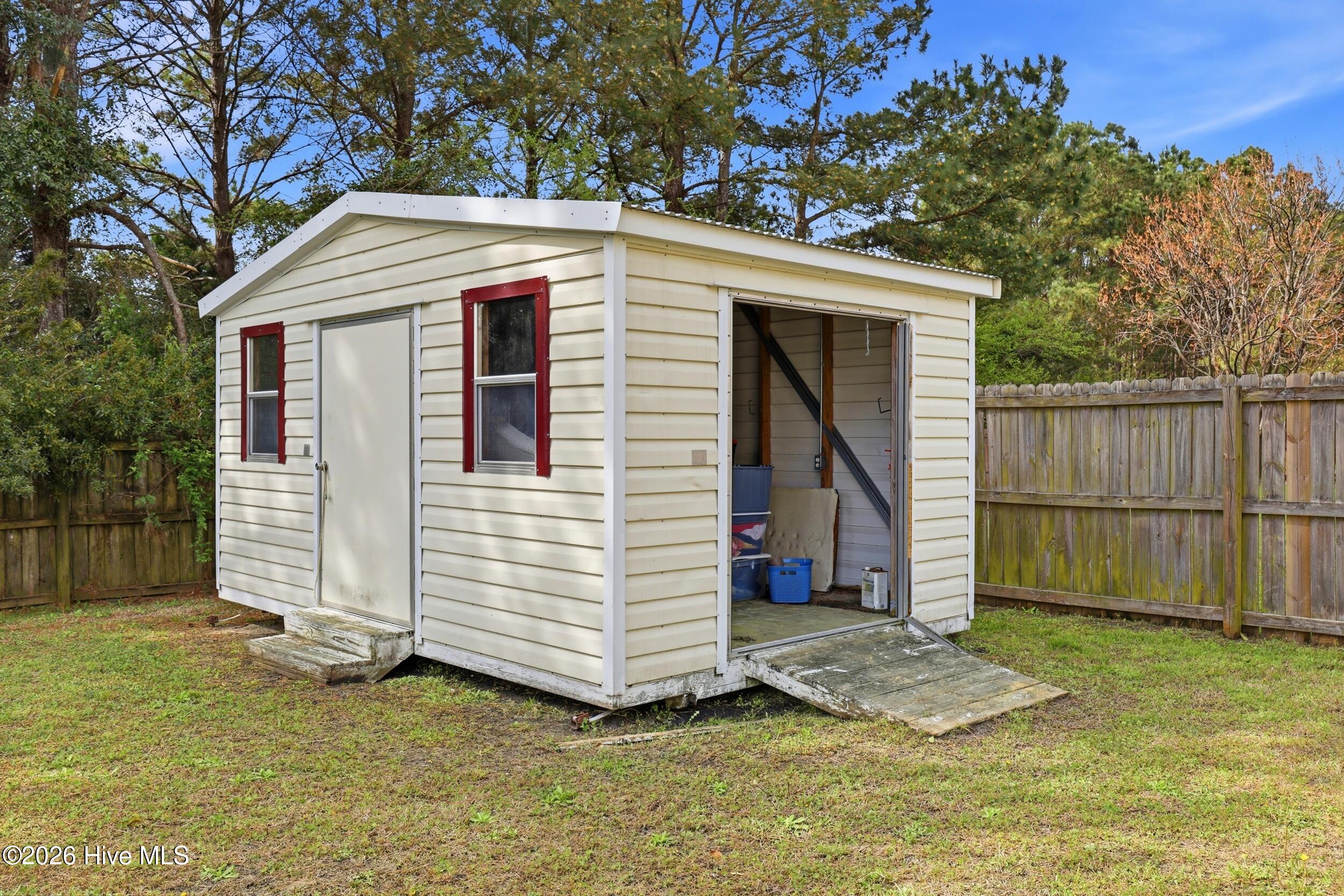 100561590 | Photo 25