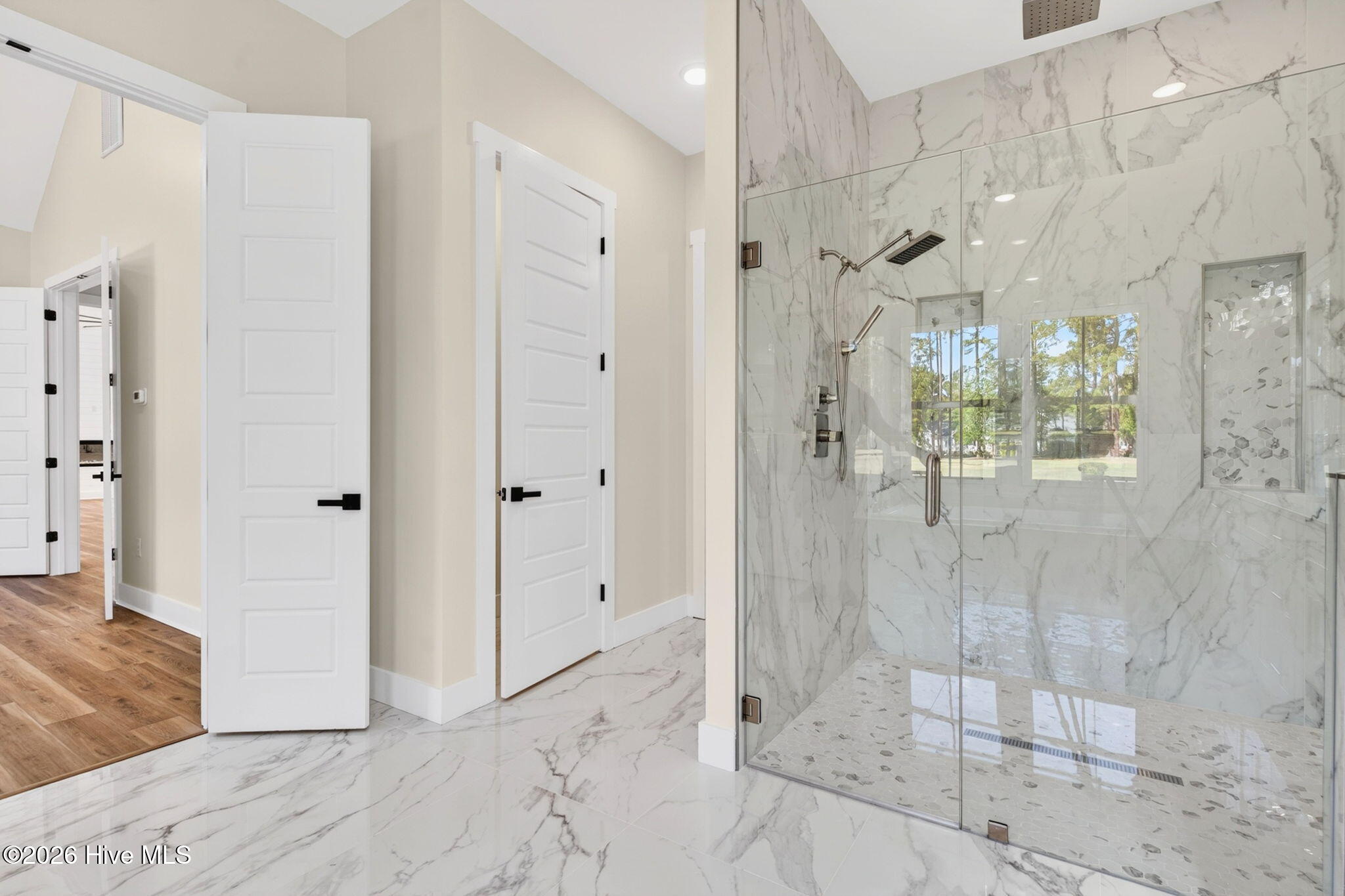 100568512 | Photo 38